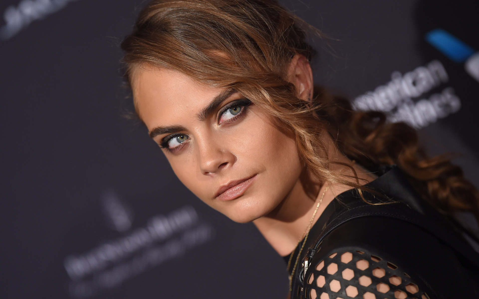 Молодая красивая актриса Кара Делевинь в черном наряде