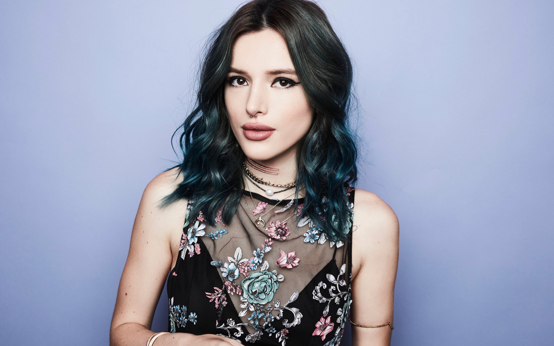 Молодая брюнетка,  актриса Белла Торн