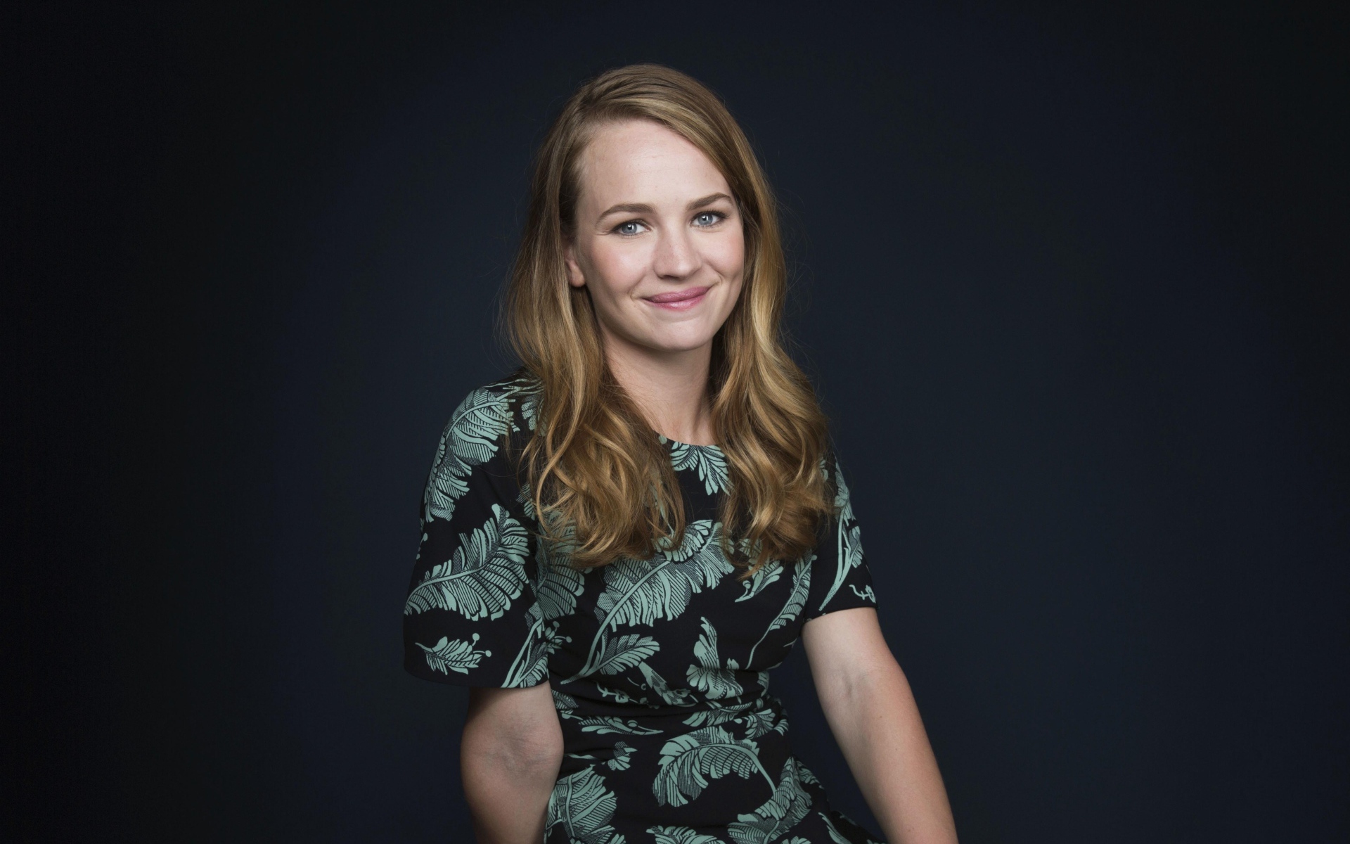 Молодая улыбающаяся актриса Бритт Робертсон