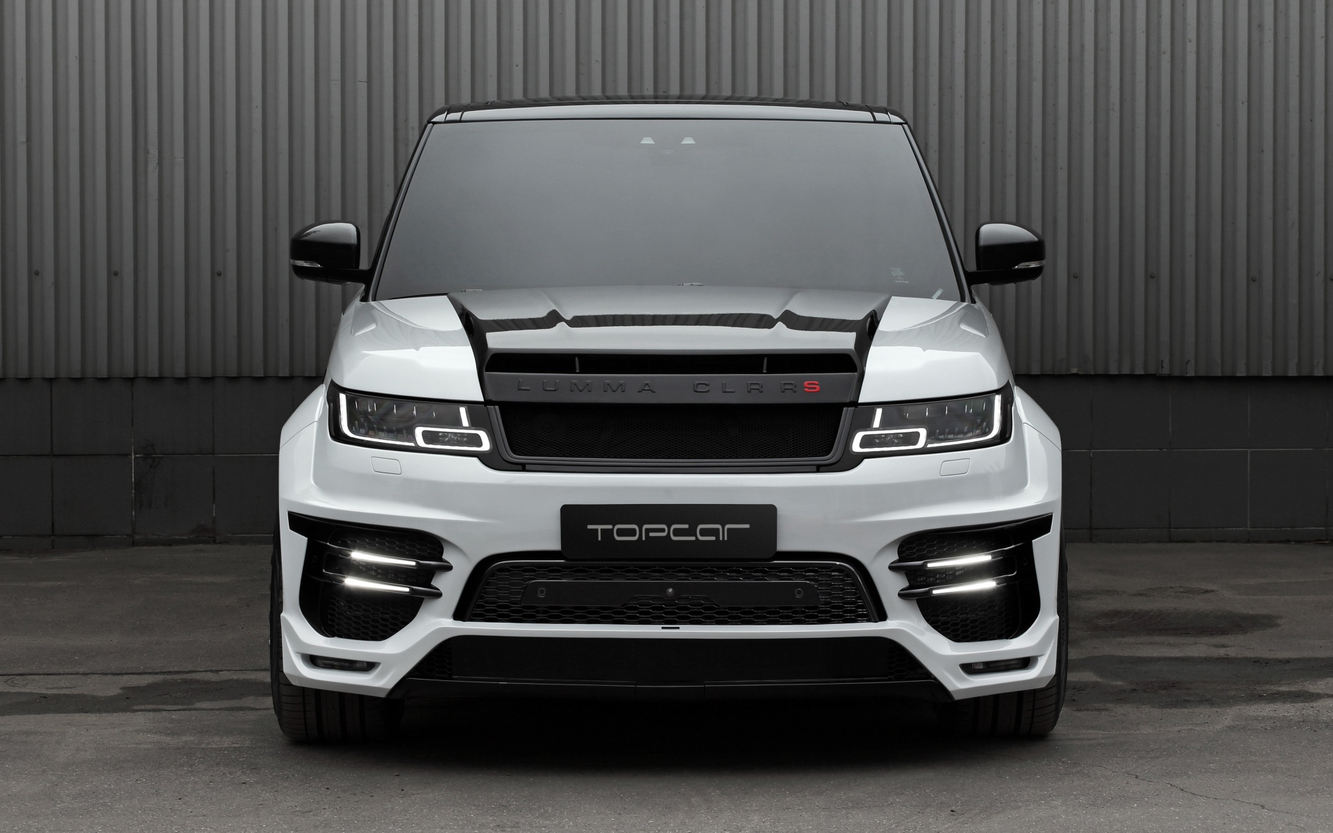 Внедорожник Lumma CLR RS 2019 года на фоне серой стены