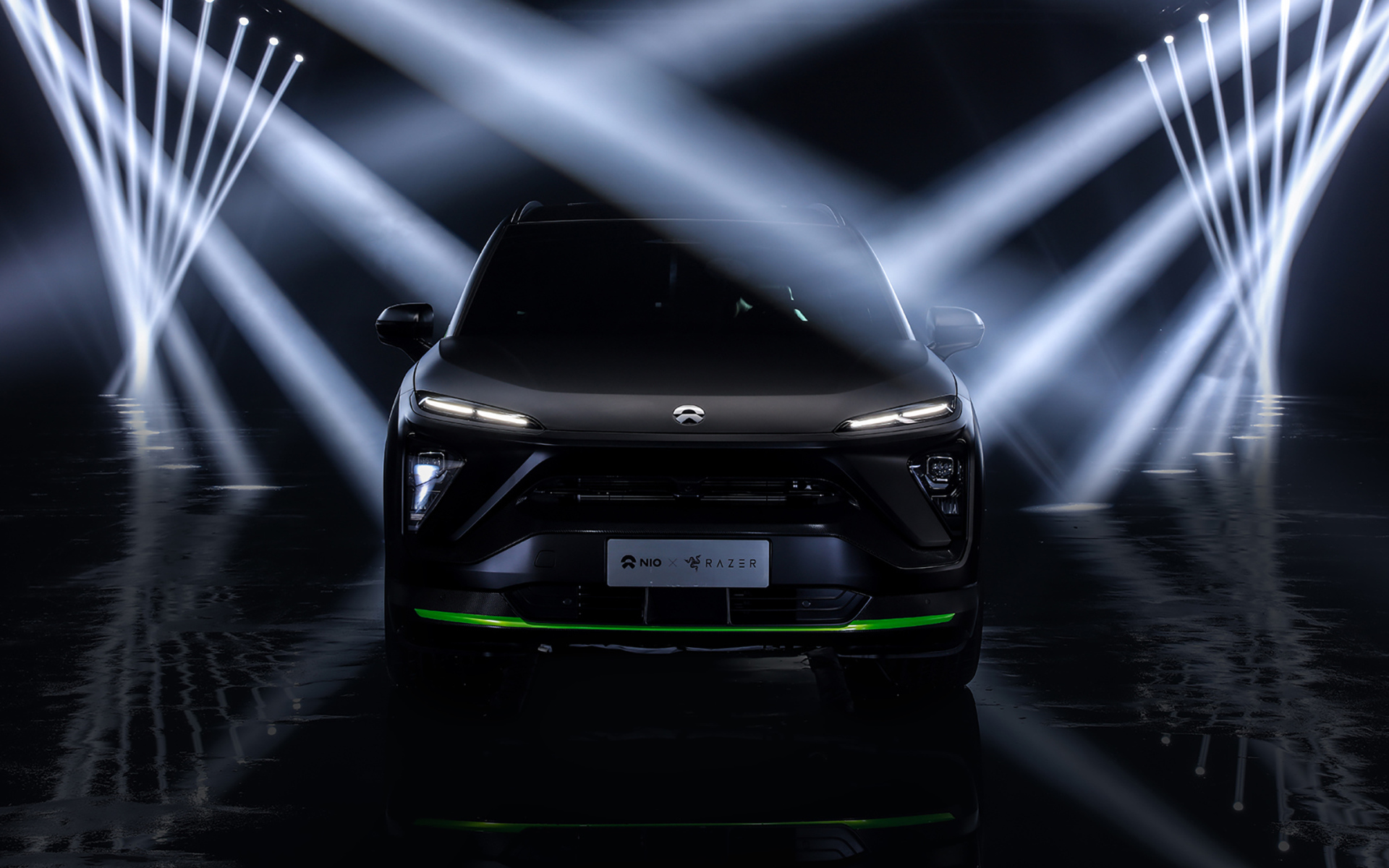 Черный автомобиль NIO ES6 Razer Edition 2019 года в лучах софитов