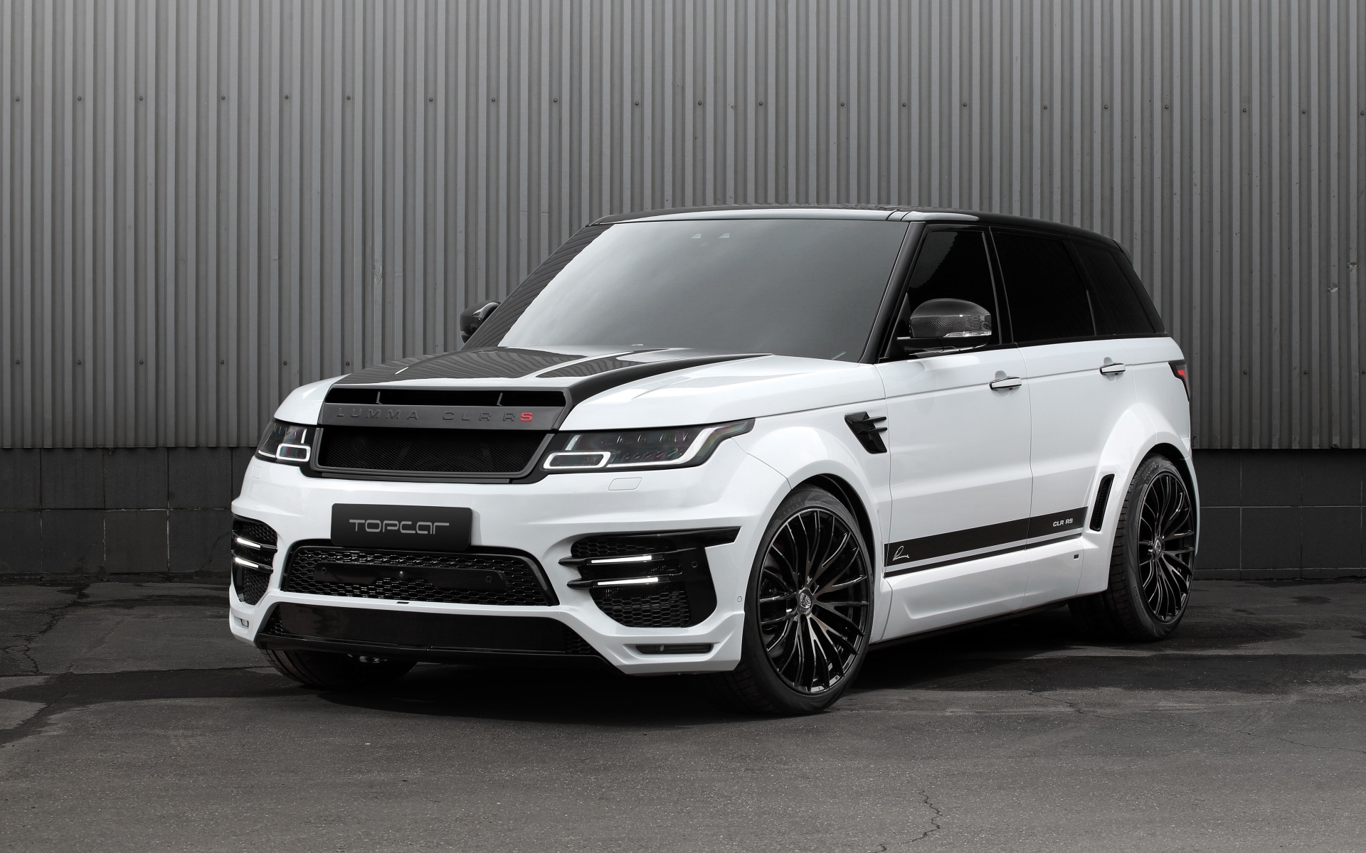 Белый автомобиль Lumma CLR RS 2019 года у серой стены