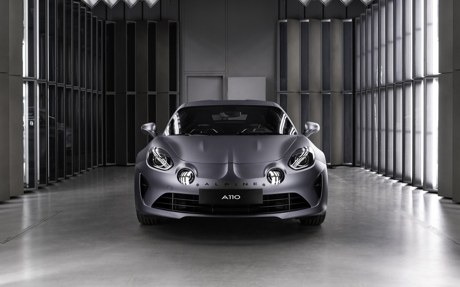 Новый серебристый автомобиль Alpine A110S, 2019 года в гараже