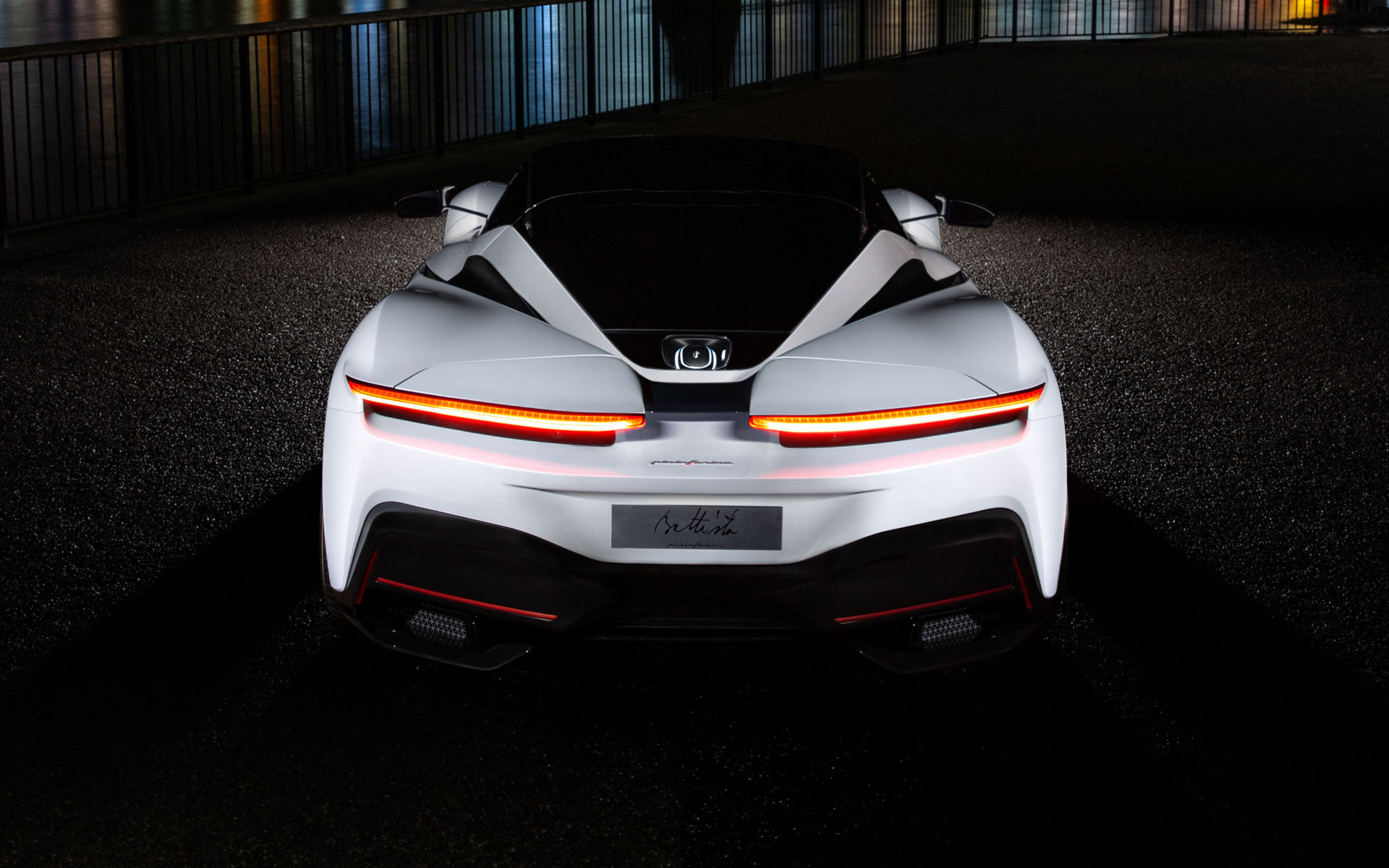 Белый автомобиль Pininfarina Battista 2019 года вид сзади