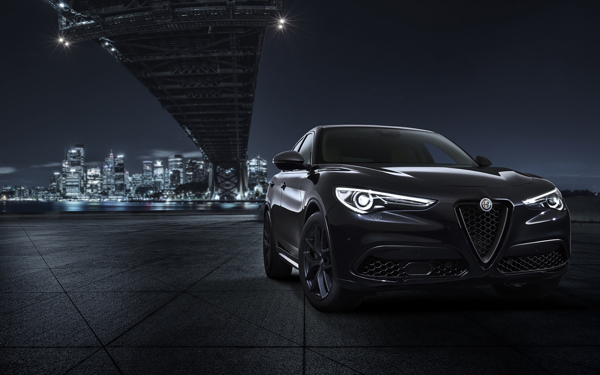 Черный автомобиль Alfa Romeo, 2019 года под мостом 