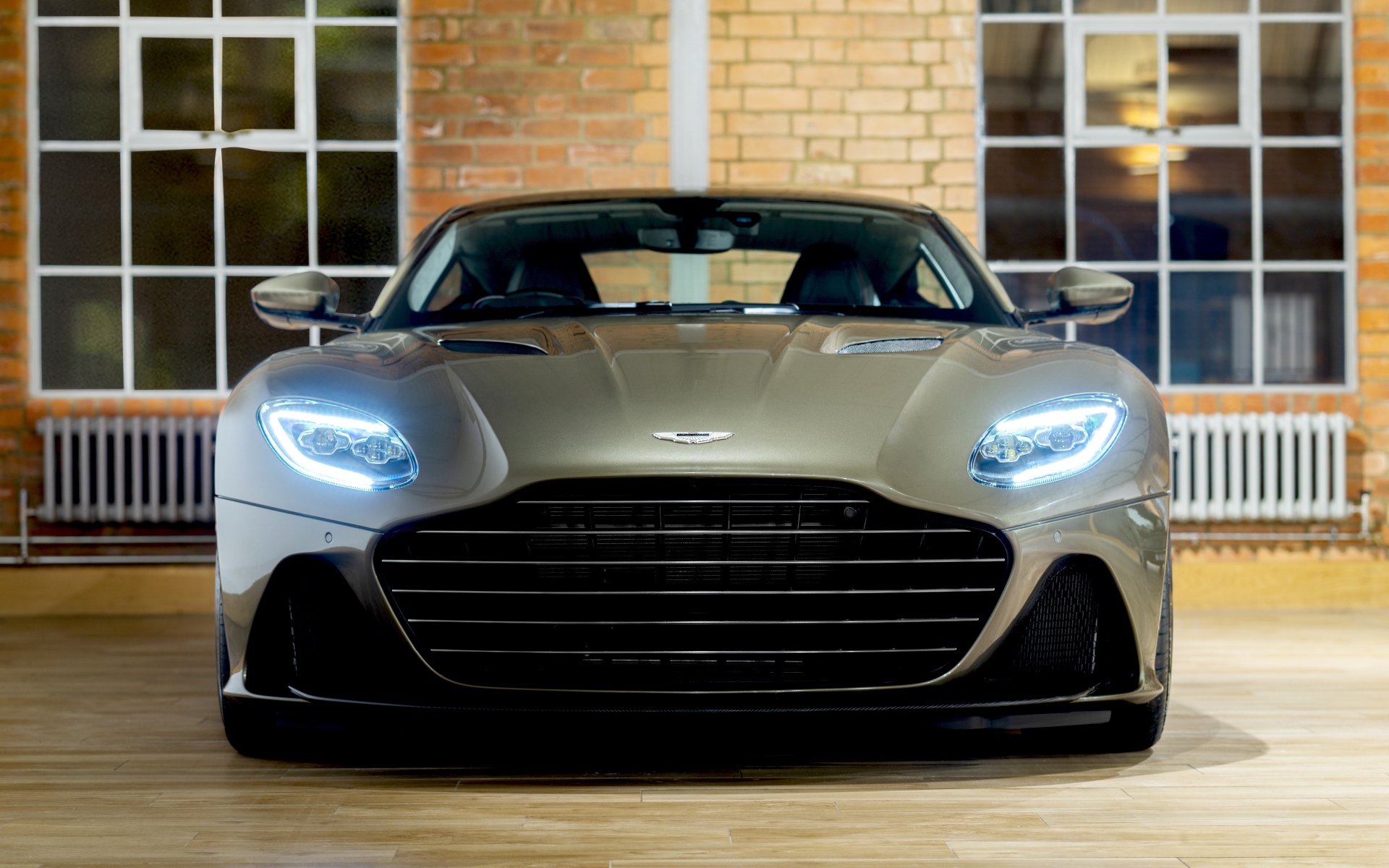 Серебристый автомобиль Aston Martin DBS Superleggera 2019 года