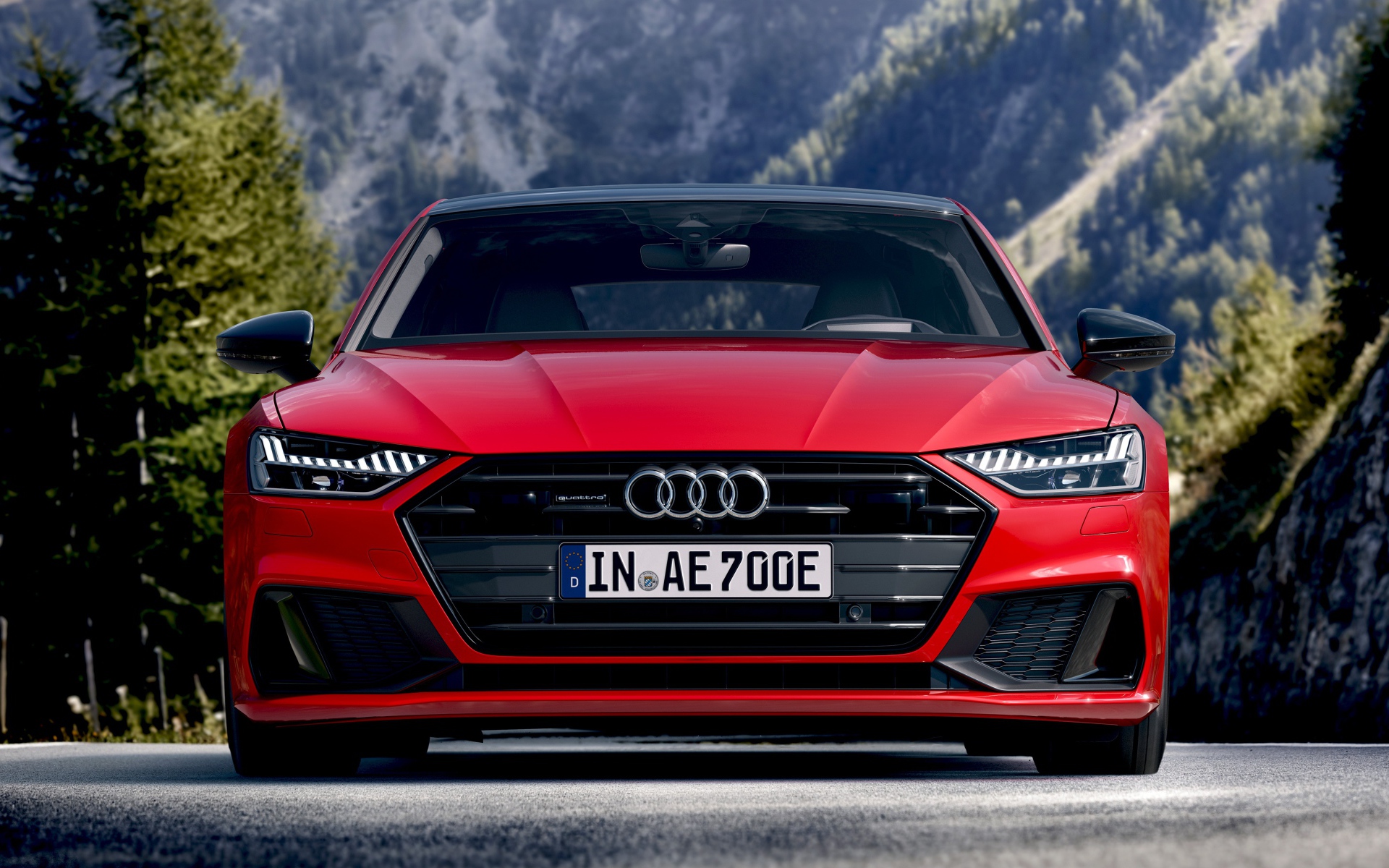 Красный автомобиль Audi A7 Sportback 55 TFSI E Quattro S Line 2019 года на трассе 