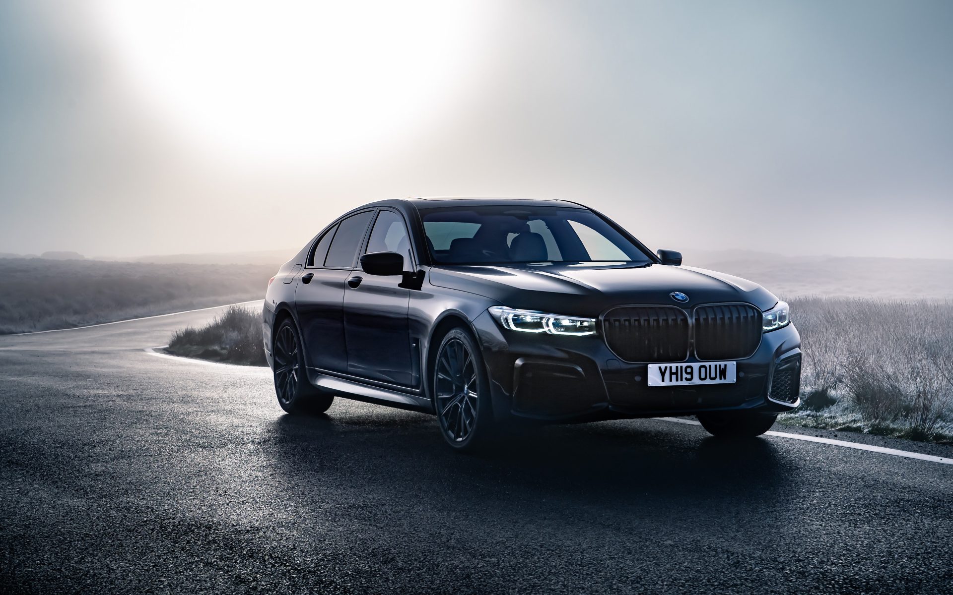 Черный автомобиль BMW 750i xDrive M Sport 2019 года на дороге 