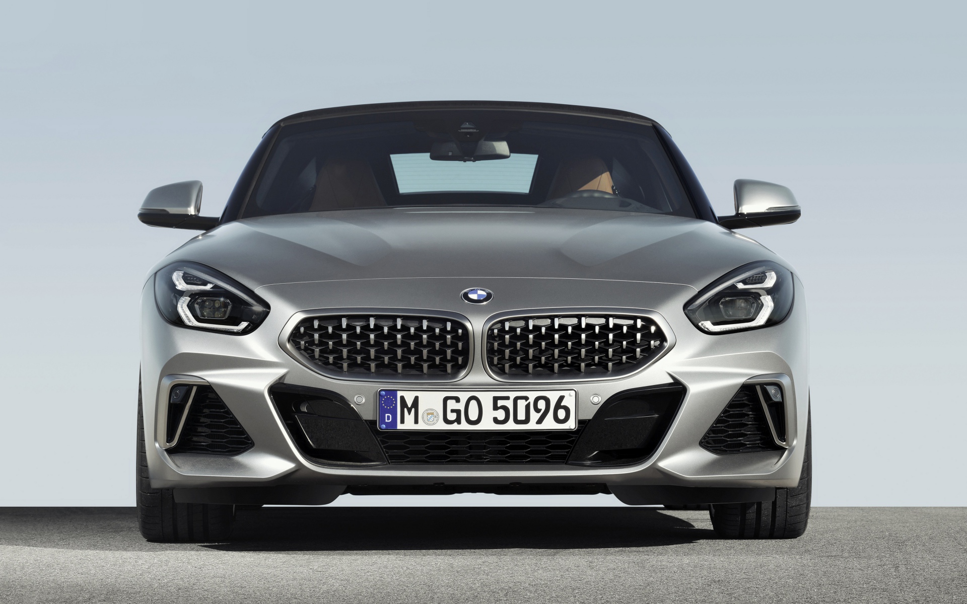 Серебристый автомобиль BMW Z4 вид спереди