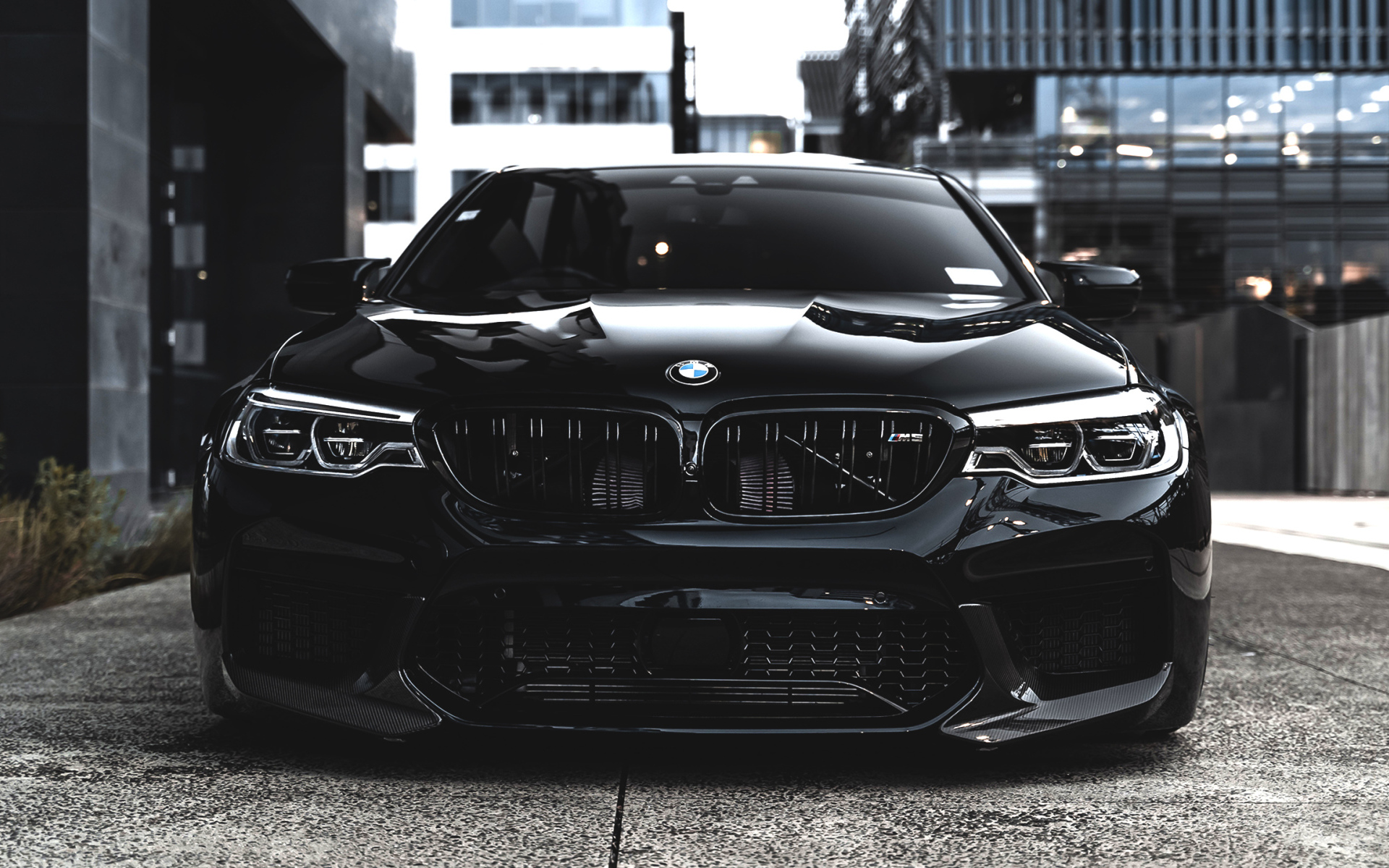 Стильный черный BMW M5 на улице