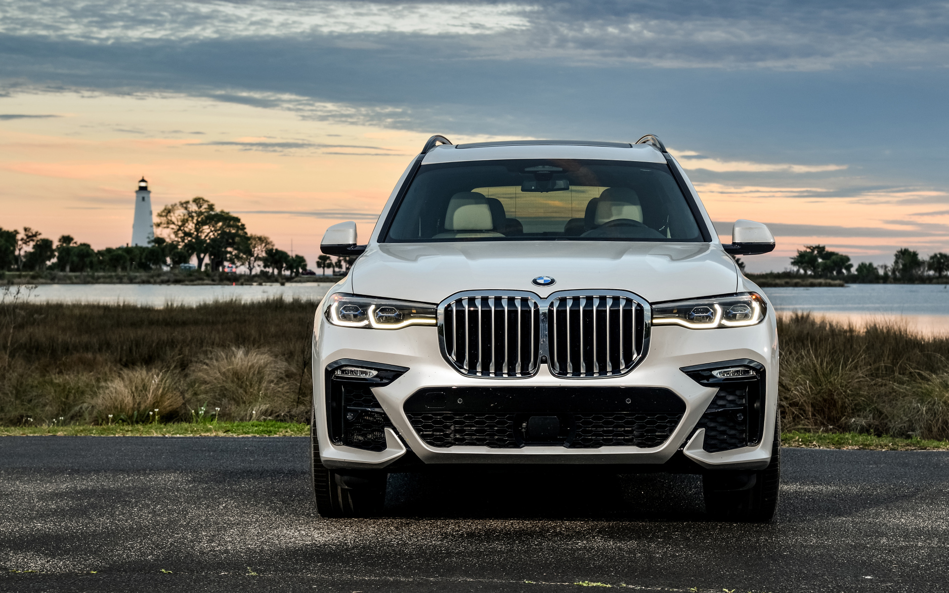 Белый внедорожник BMW X7 XDrive50i M Sport, 2020 года на фоне неба