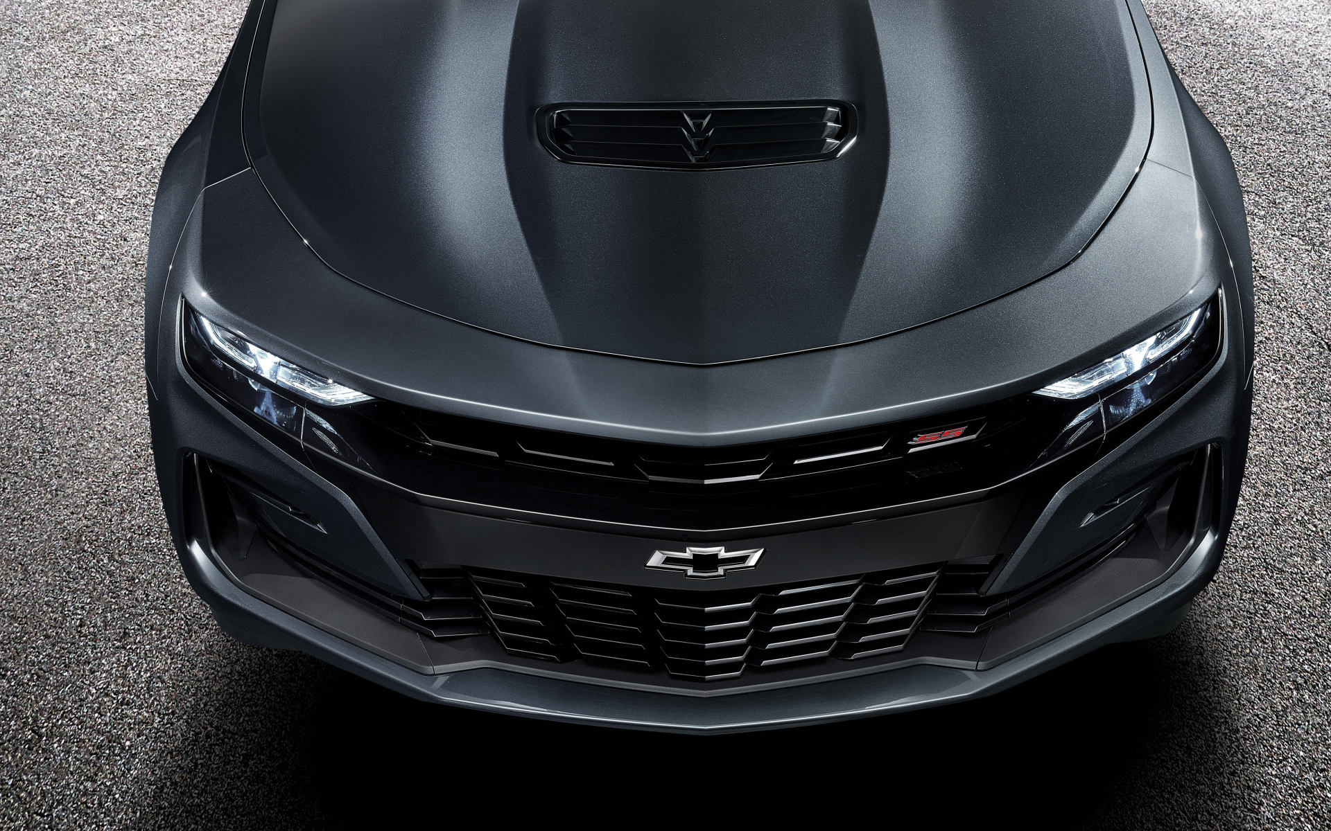 Передняя часть автомобиля Chevrolet Camaro SS 2019 года 