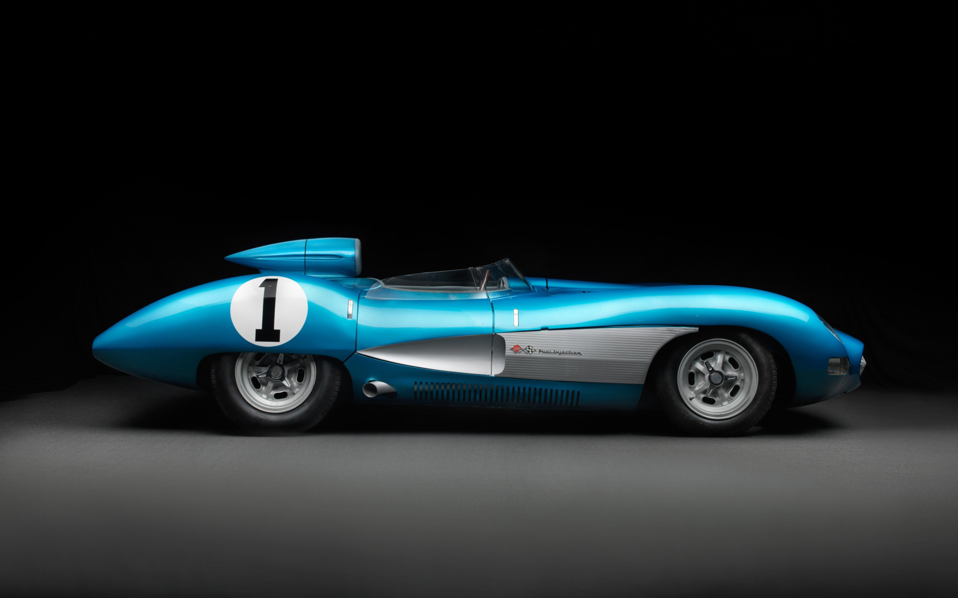 Спортивный ретро автомобиль Chevrolet Corvette SS XP 64,  1957 года на черном фоне