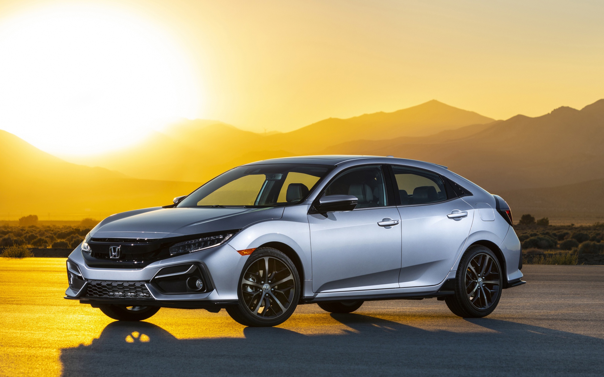 Серебристый Honda Civic Sport Touring, 2020 года в лучах солнца