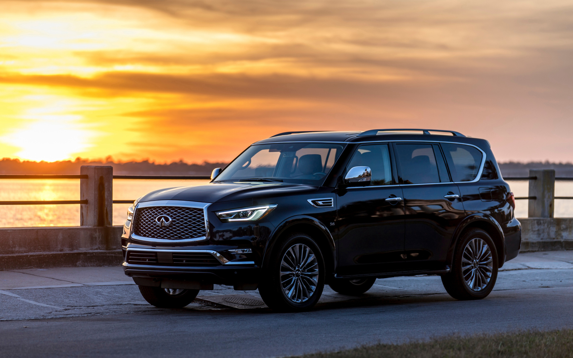 Черный внедорожник Infiniti QX80  на фоне заката 