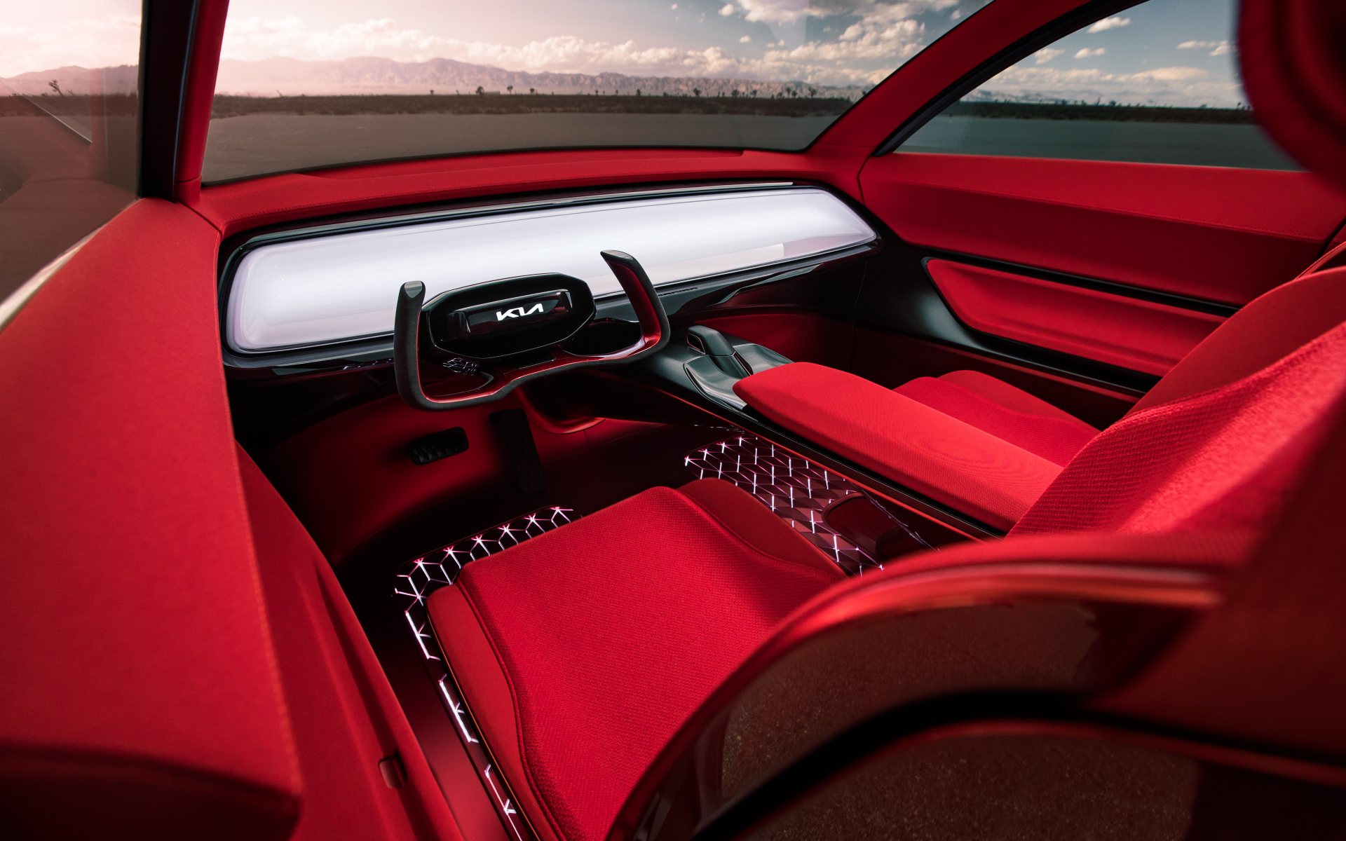 Красный салон автомобиля Kia Habaniro