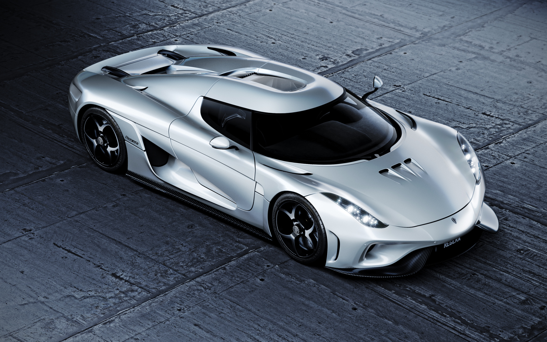 Серебристый автомобиль Koenigsegg Regera CGI 