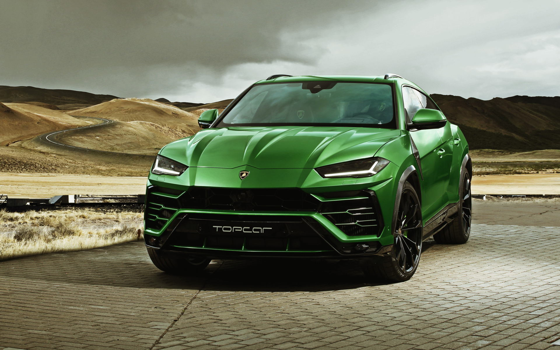Зеленый внедорожник Lamborghini Urus, 2018 года