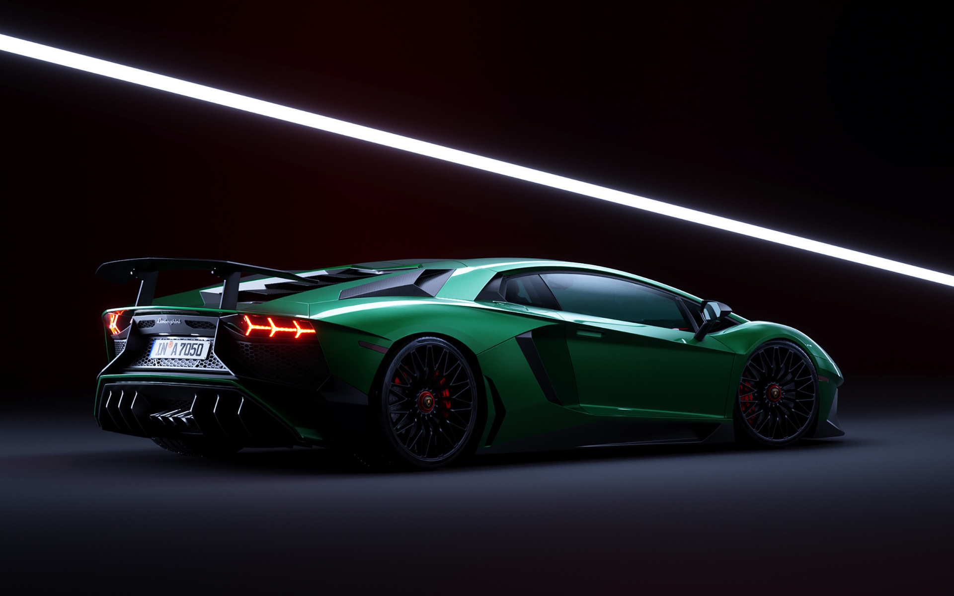 Зеленый спортивный автомобиль Lamborghini Aventador вид сзади