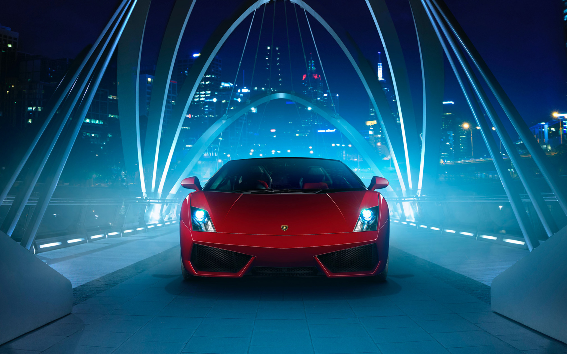 Красный автомобиль Lamborghini Gallardo в неоновом свете на мосту