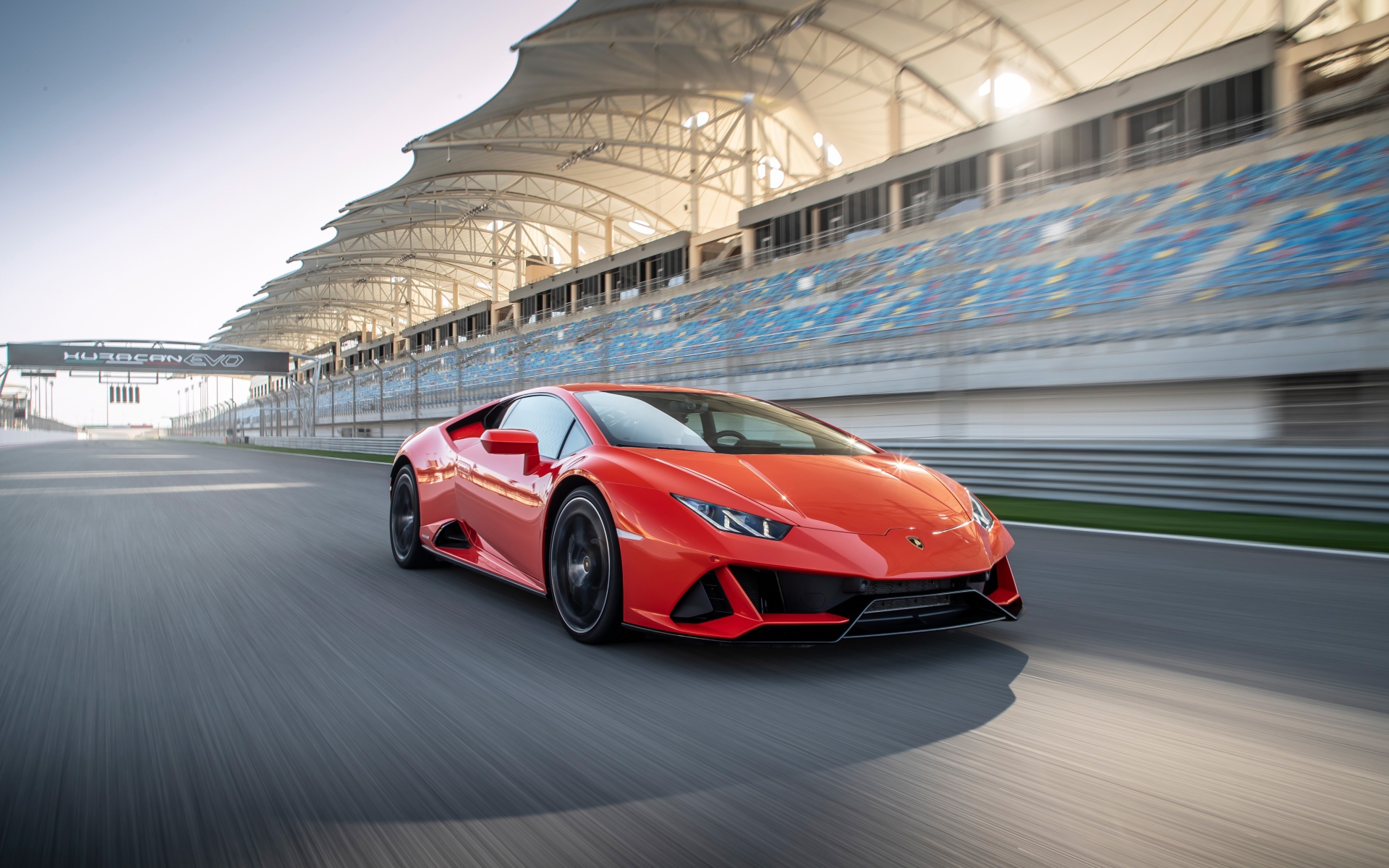 Спортивный красный автомобиль Lamborghini Huracan Evo на гоночной трассе