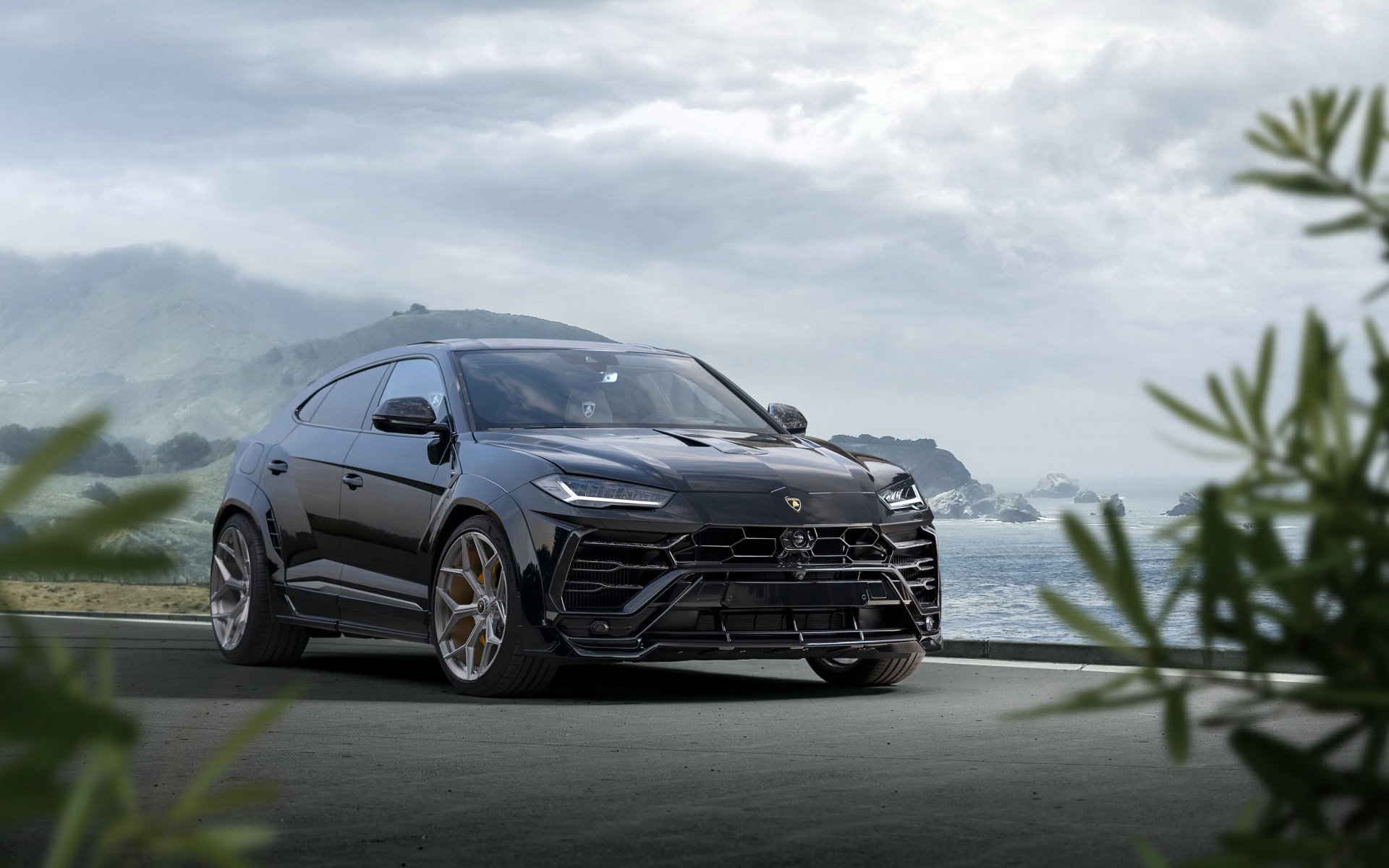 Стильный черный автомобиль  Lamborghini Urus Esteso 2019 года у моря