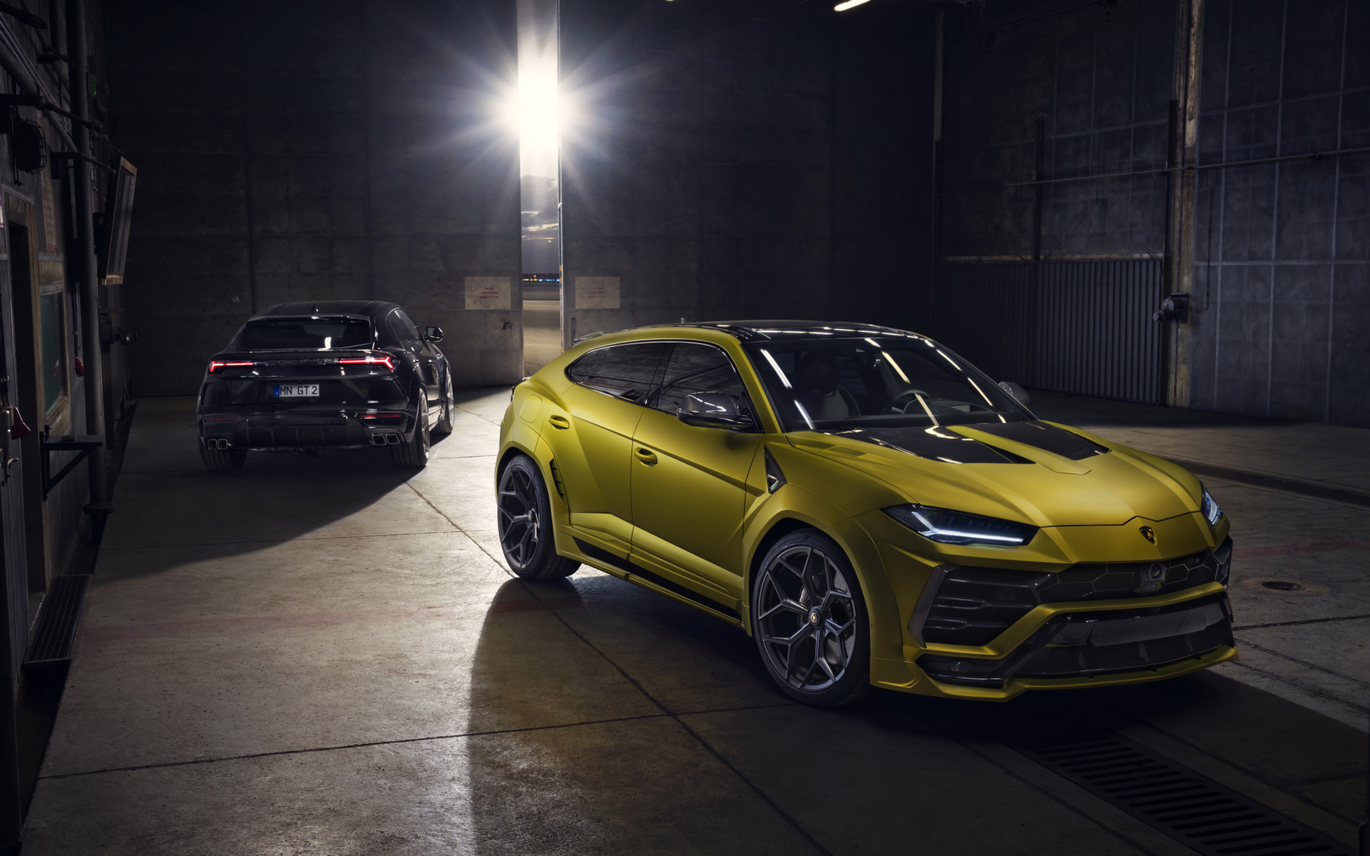 Два автомобиля Novitec Lamborghini Urus Esteso 2019 года в гараже
