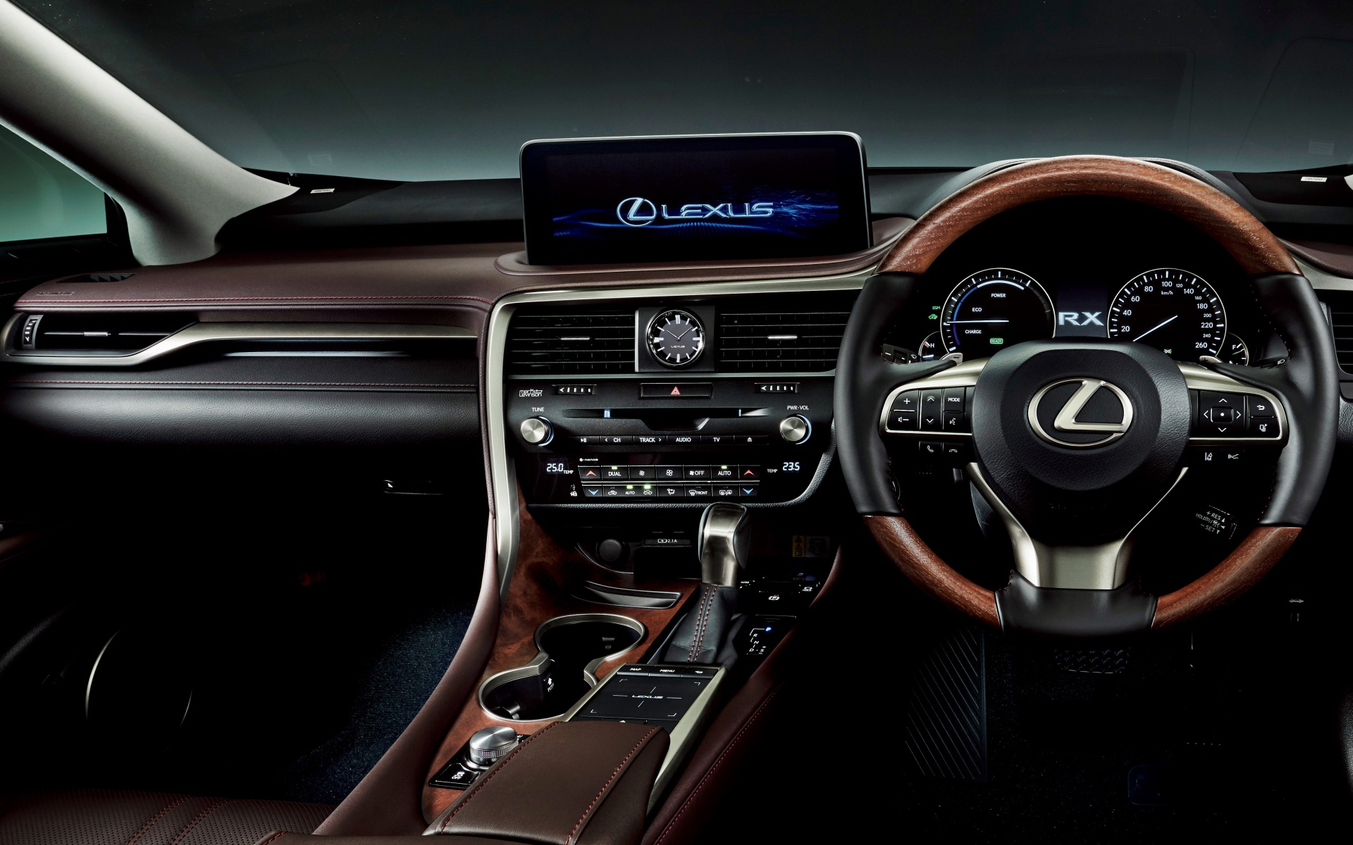 Салон автомобиля Lexus RX 450h 2019 года 