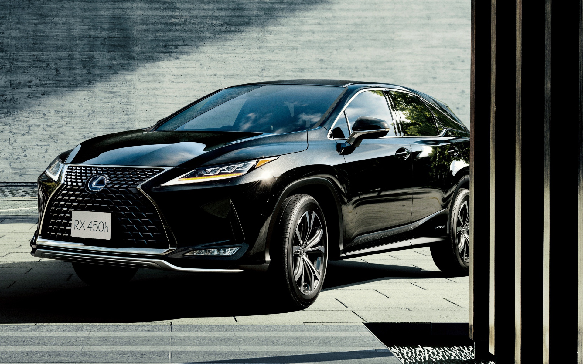 Черный автомобиль Lexus RX 450h 2019 года в гараже