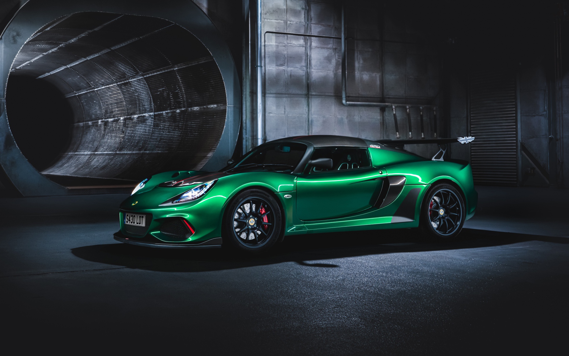 Зеленый автомобиль Lotus Exige Cup 430 в тоннеле 