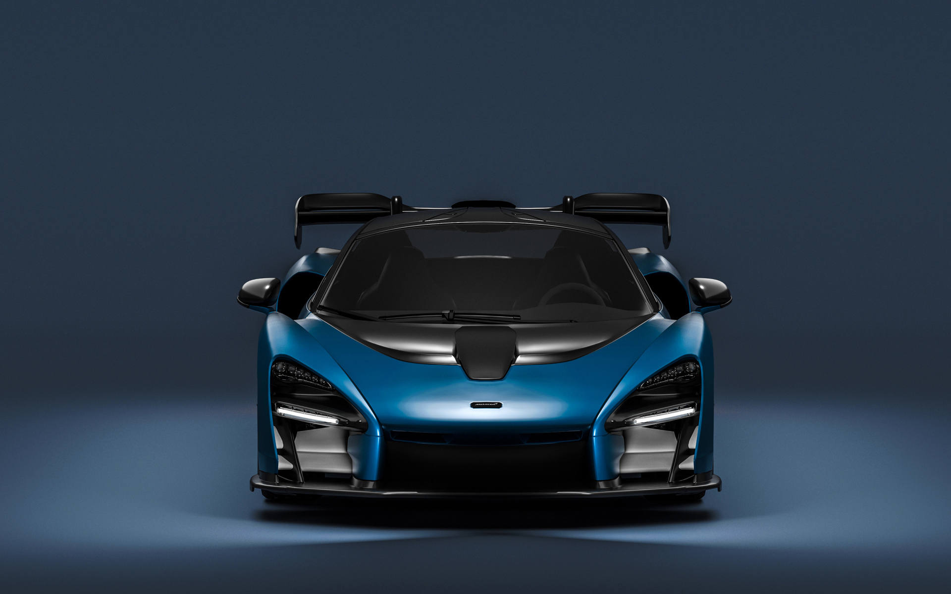 Синий спортивный автомобиль McLaren Senna CGI  вид спереди