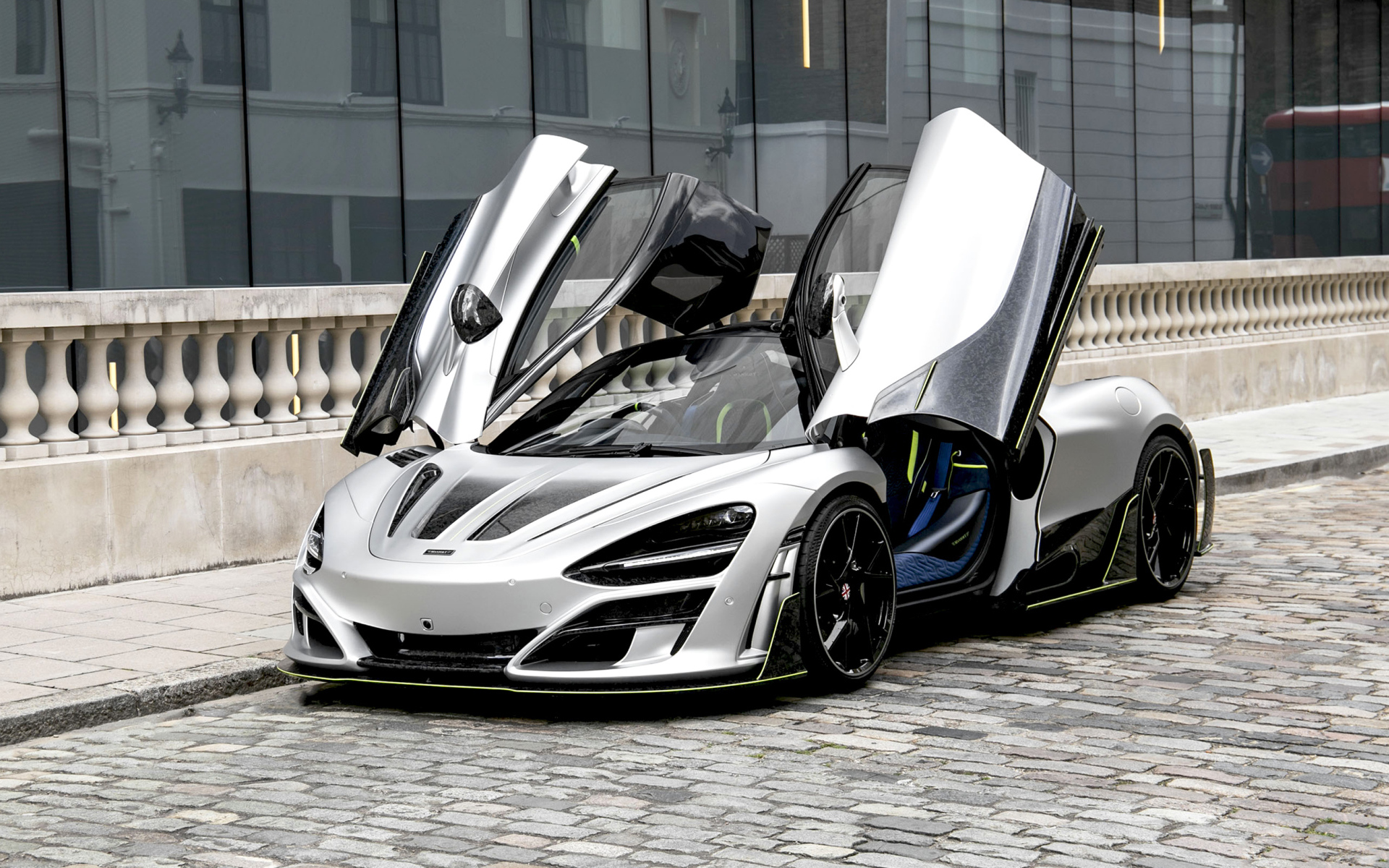 Спортивный автомобиль  McLaren 720S, 2019 года с открытыми дверями