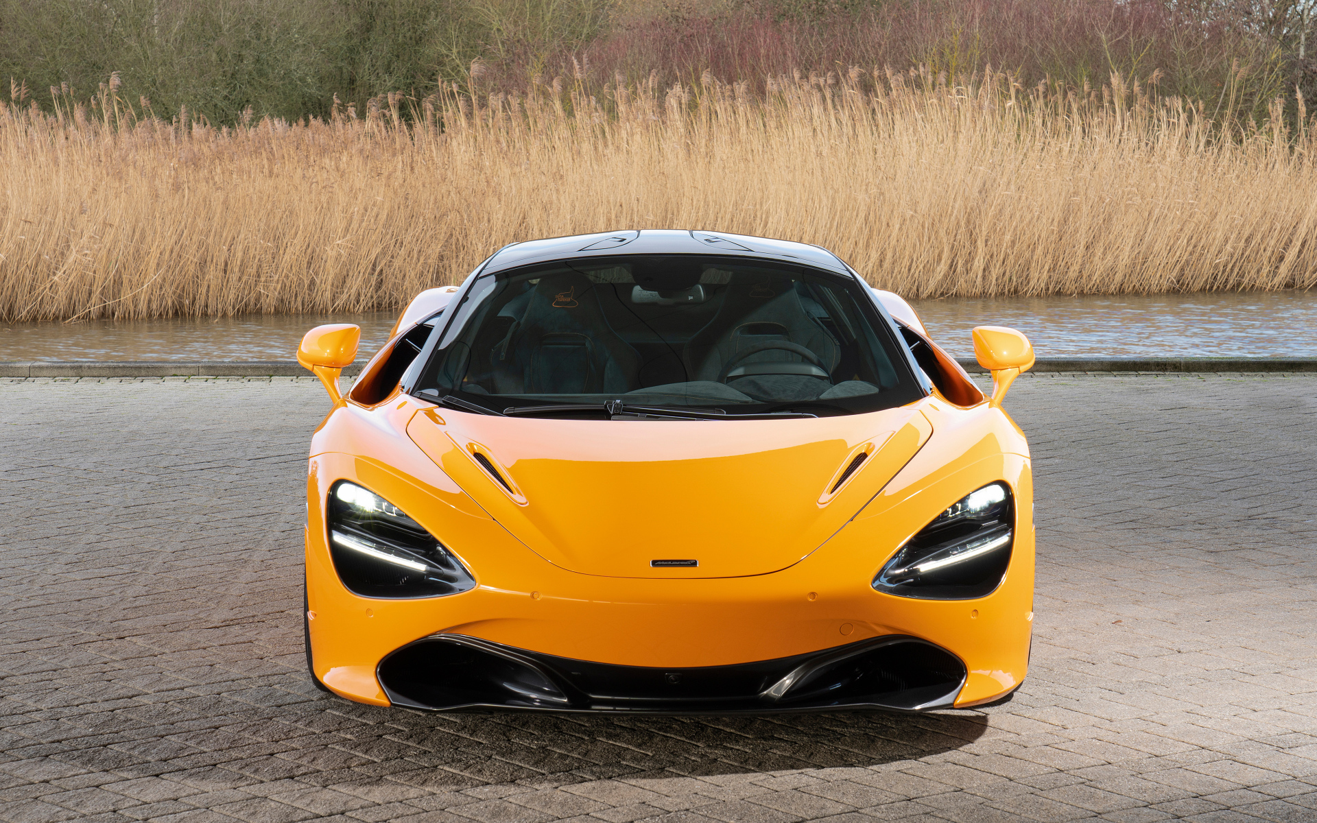 Желтый спортивный автомобиль McLaren MSO 720S Spa 68,  2019 года