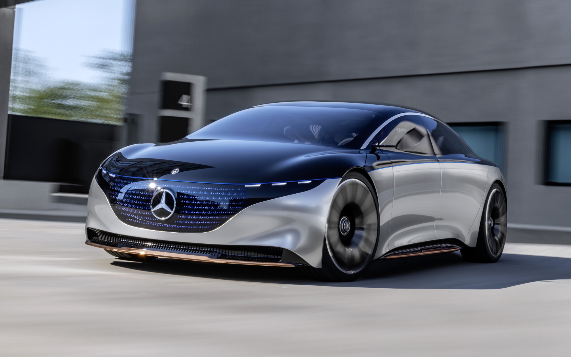 Автомобиль Mercedes-Benz Vision EQS 2019 года у серого здания
