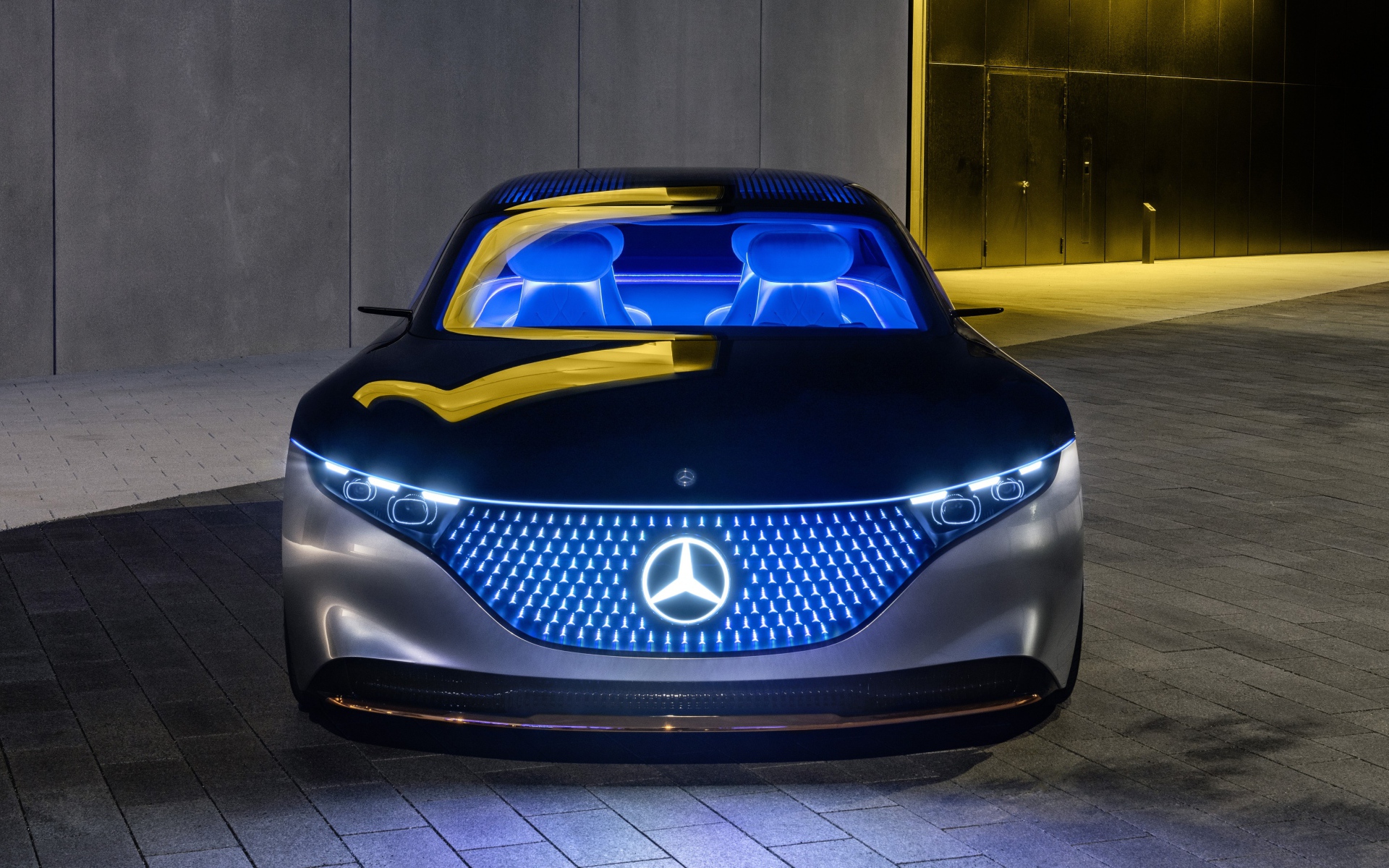 Автомобиль Mercedes-Benz Vision EQS 2019 года с неоновой подсветкой