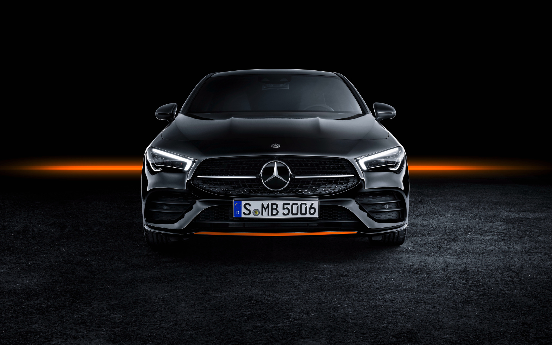 Черный автомобиль Mercedes-Benz CLA 250 AMG, 2019 года на черном фоне