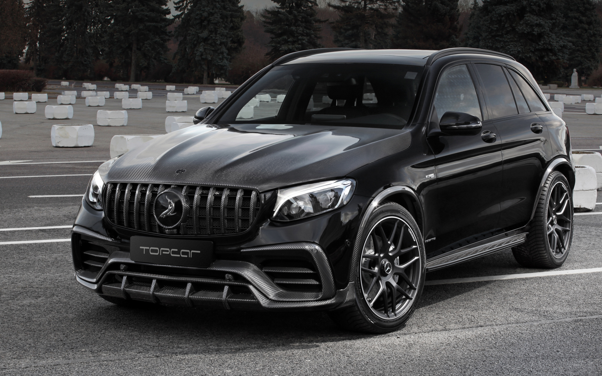 Черный автомобиль Mercedes-AMG GLC-Klasse Inferno 