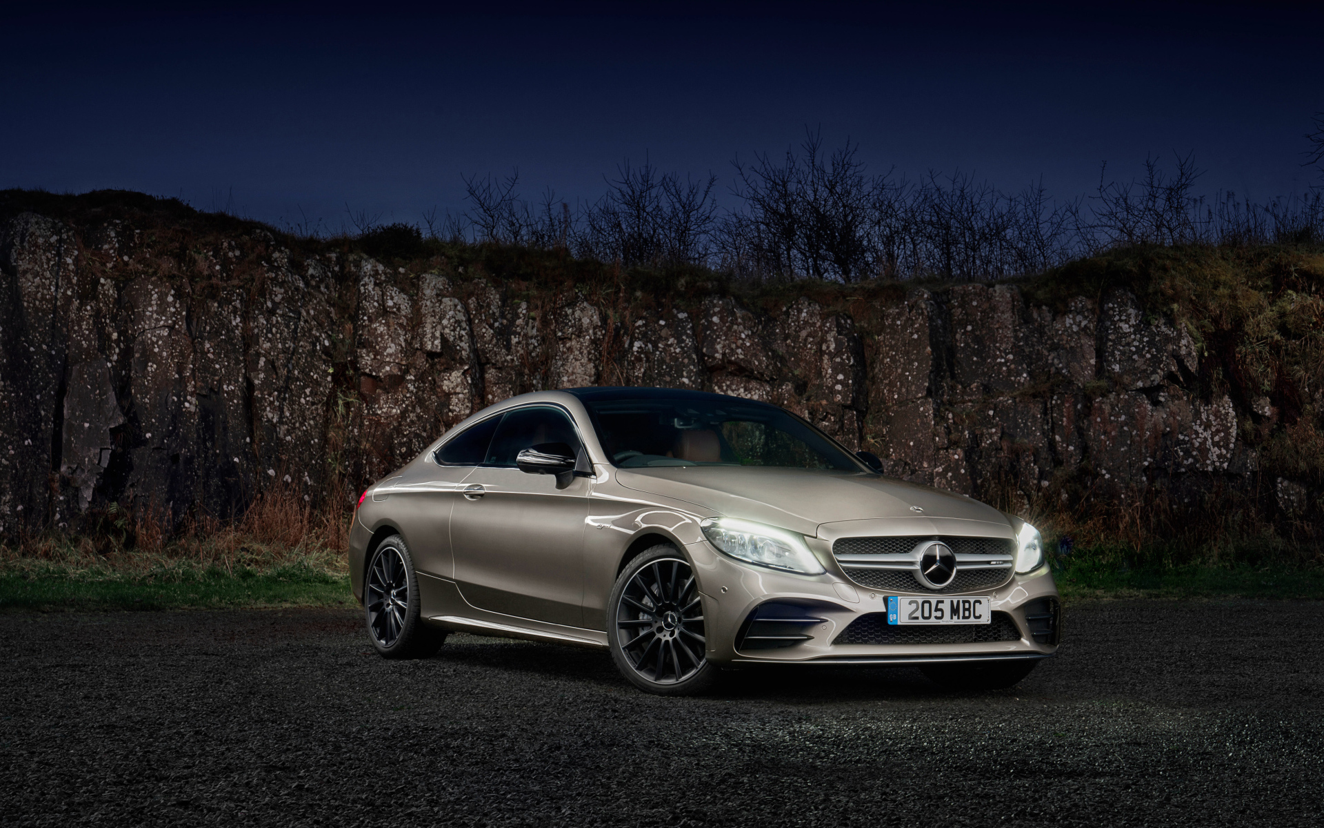 Автомобиль Mercedes-AMG C 43, 2019 года на фоне гор