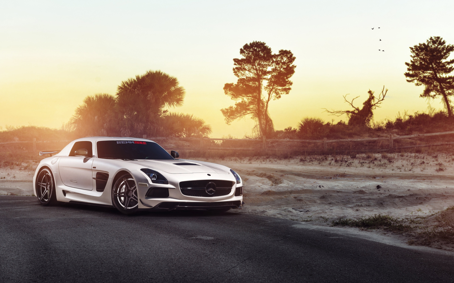 Автомобиль Mercedes-Benz SLS на фоне заката