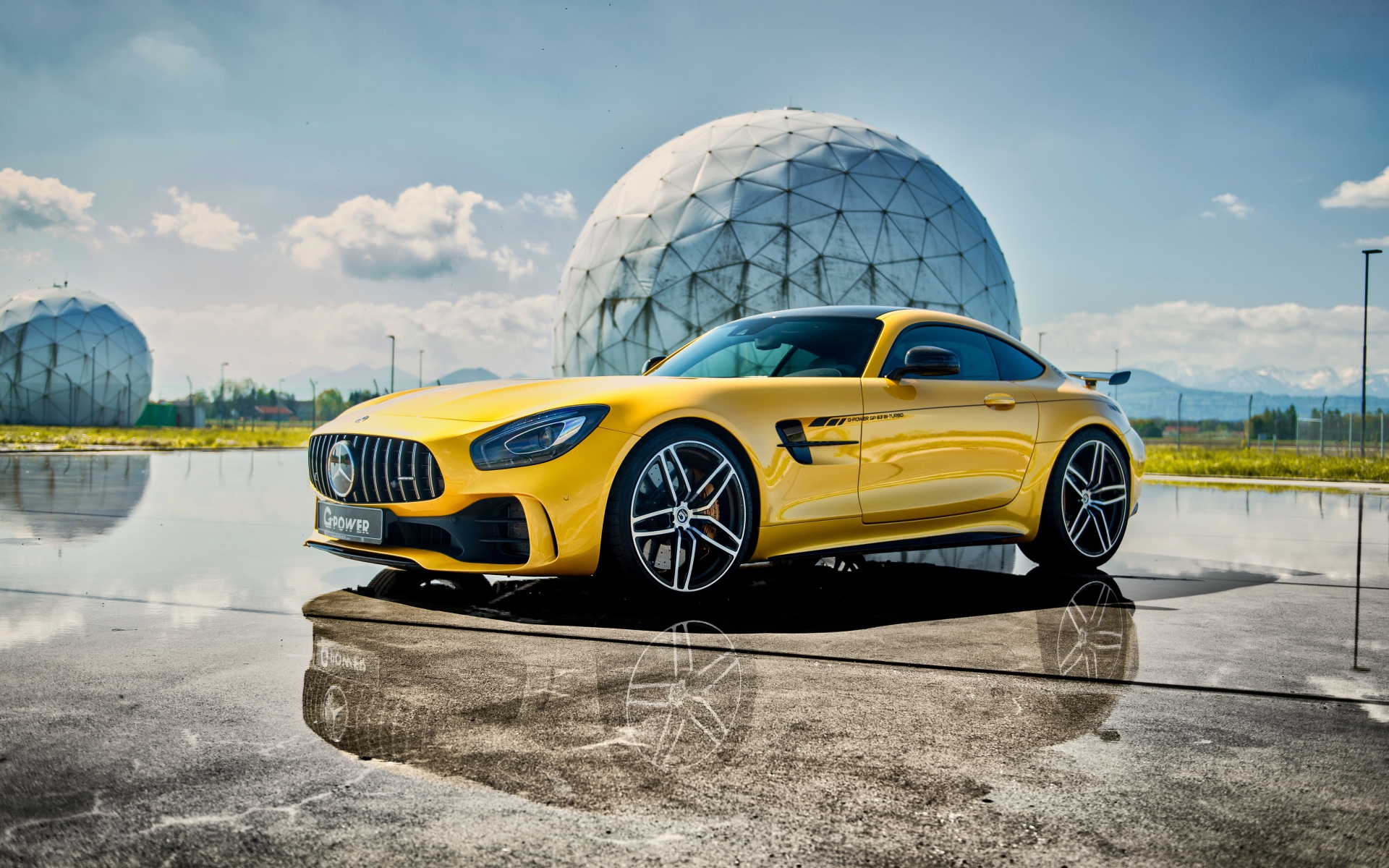 Желтый автомобиль Mercedes-AMG GT R, 2019 года на фоне шара