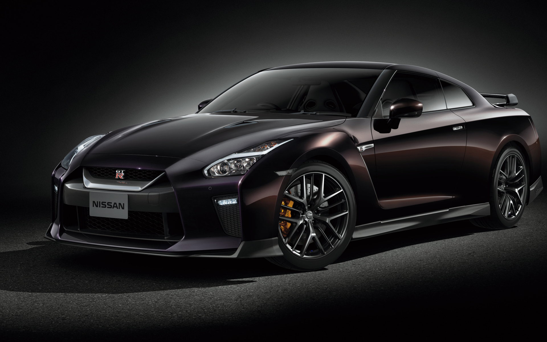 Автомобиль Nissan GT-R Naomi Osaka 2019 на сером фоне