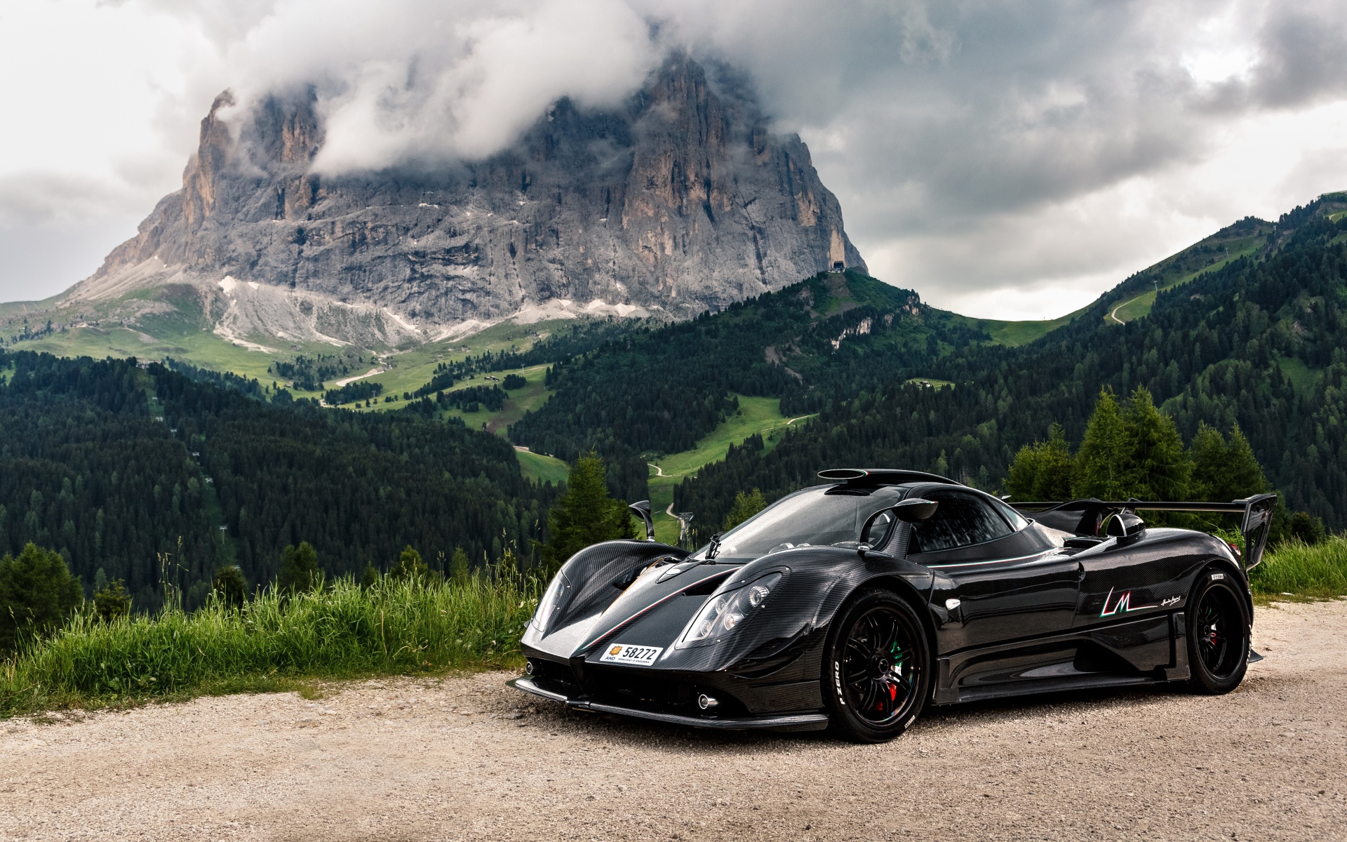 Черный спортивный автомобиль Pagani Zonda на фоне горы