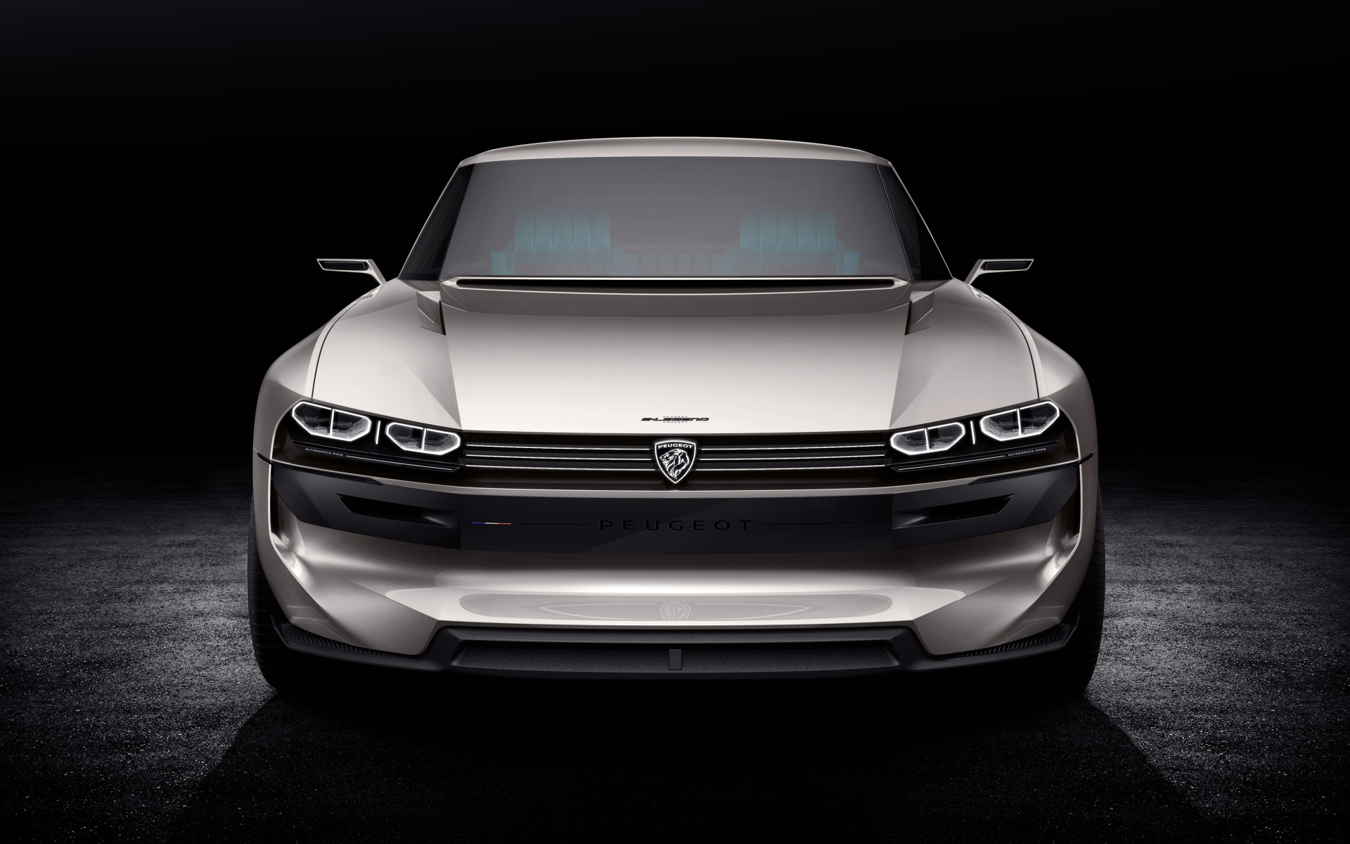 Серебристый автомобиль Peugeot E-Legend Concept на черном фоне