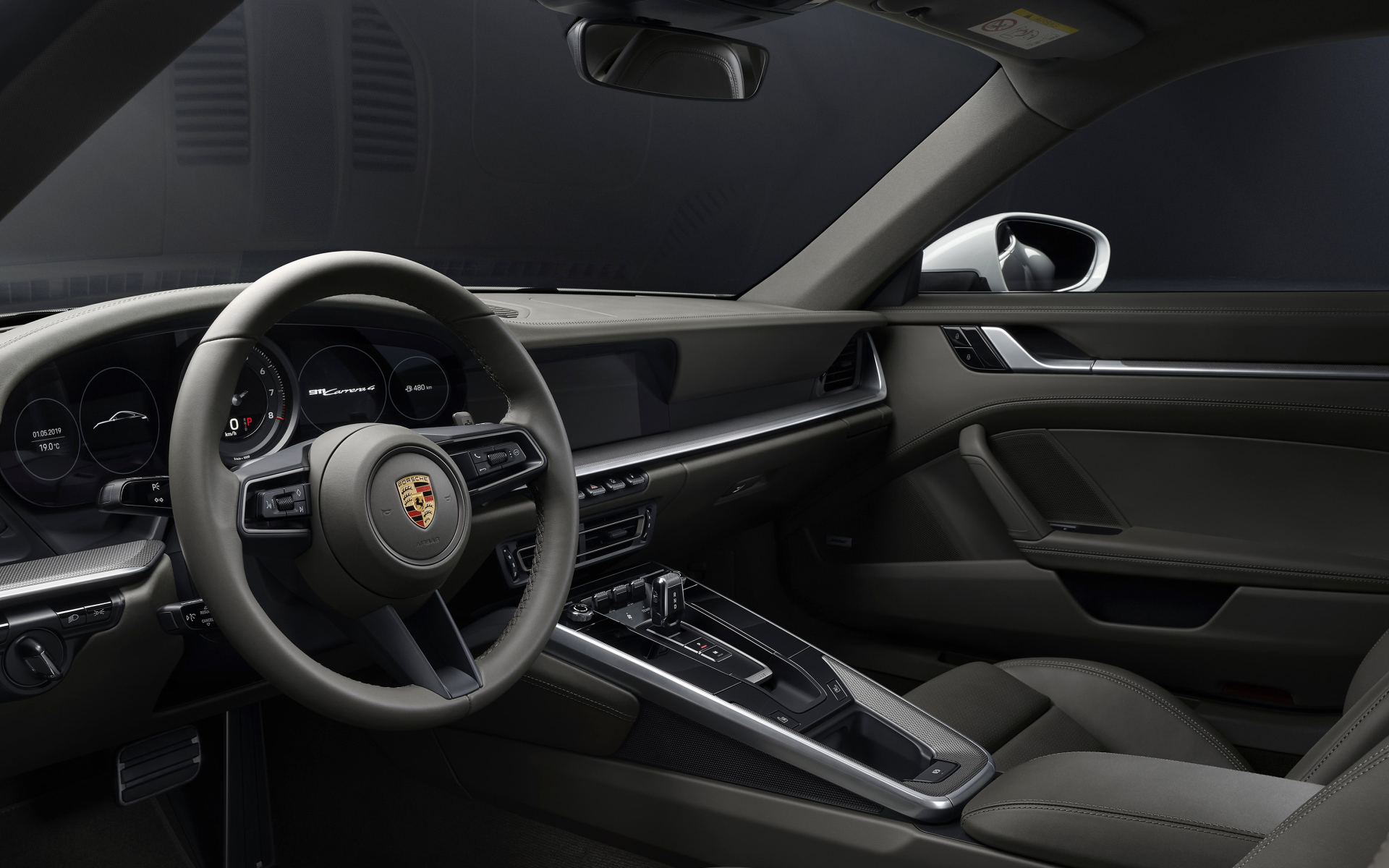 Черный салон автомобиля Porsche 911 Carrera 4 2019  года