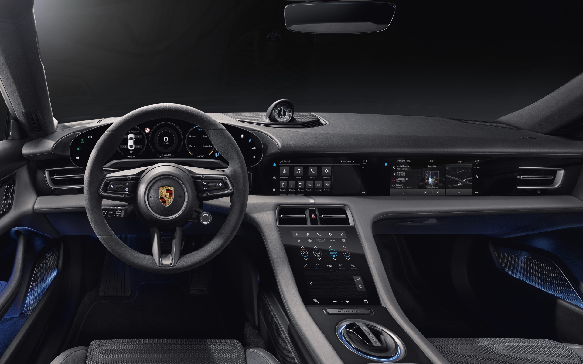 Черный кожаный салон автомобиля Porsche Taycan Turbo 2019 года