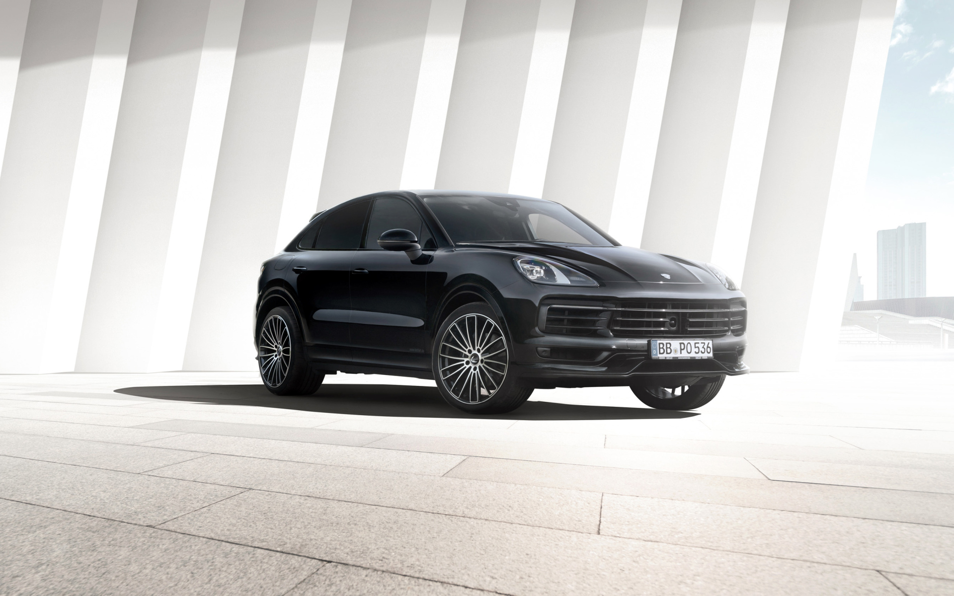Черный стильный Porsche Cayenne Coupe 2019 года