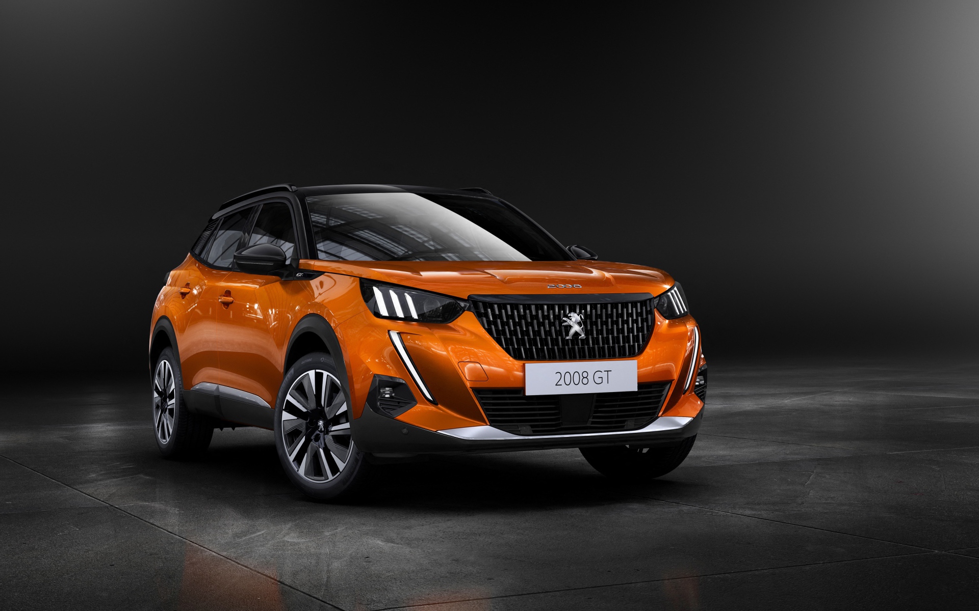 Оранжевый внедорожник Peugeot 2008 GT, 2019  года на сером фоне