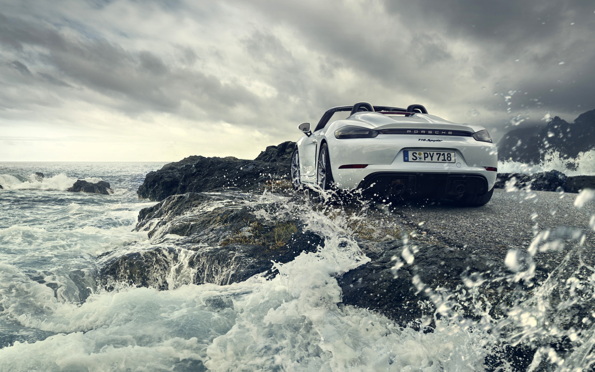 Автомобиль Porsche 718 Spyder, 2019 года стоит у воды