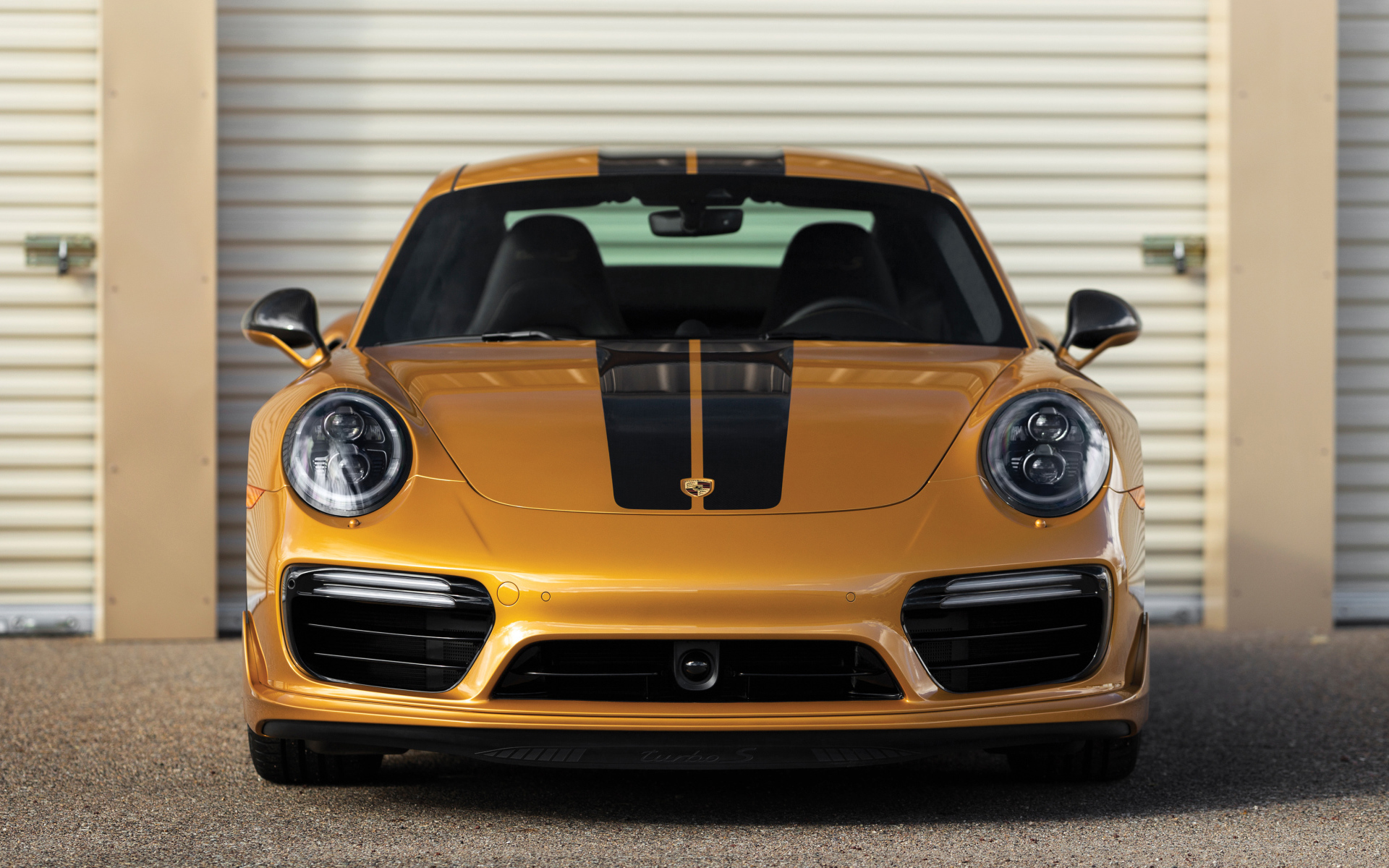 Автомобиль Porsche 911 Turbo S, 2018 года вид спереди