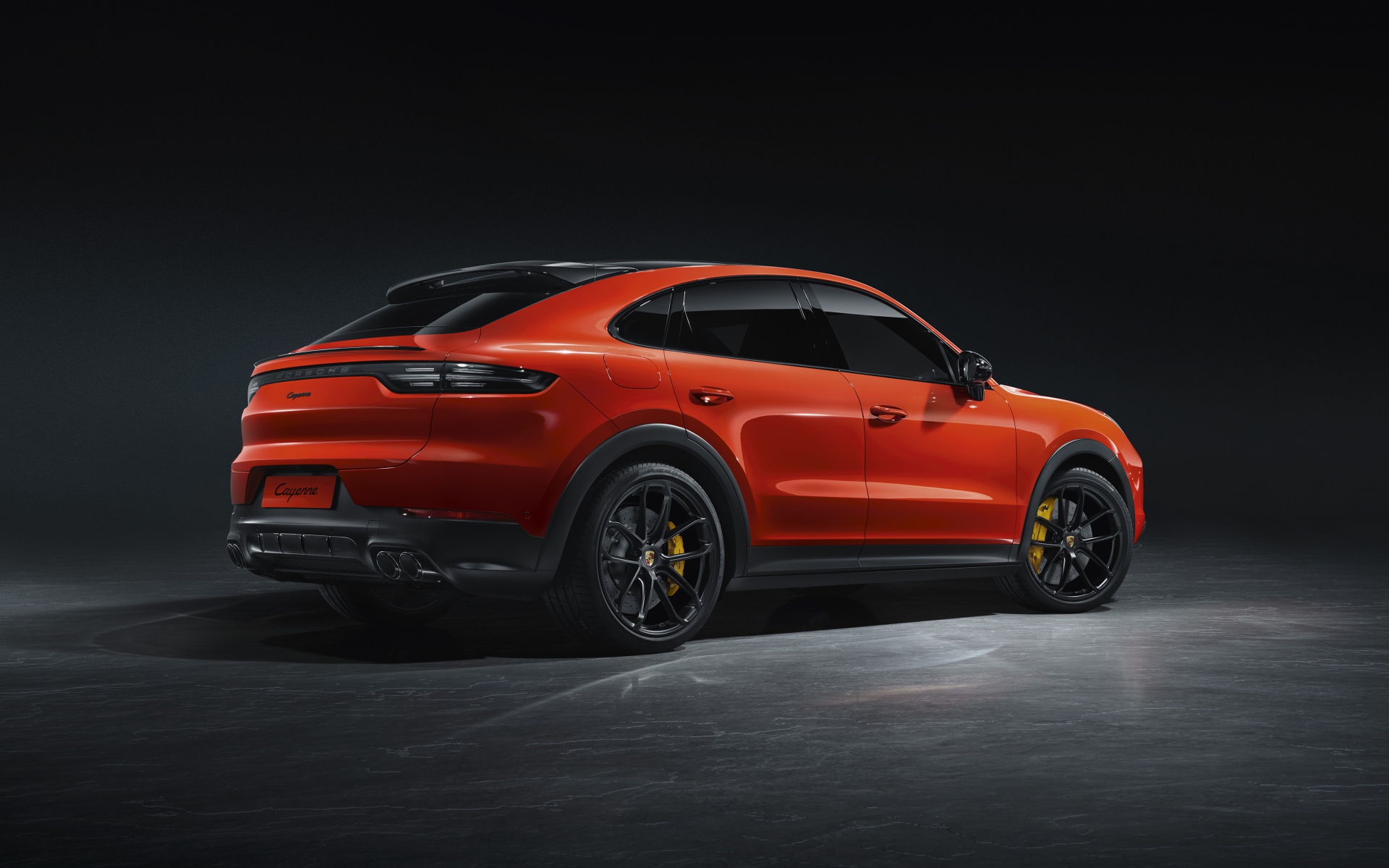 Красный автомобиль Porsche Cayenne Coupe 2019 года вид сзади